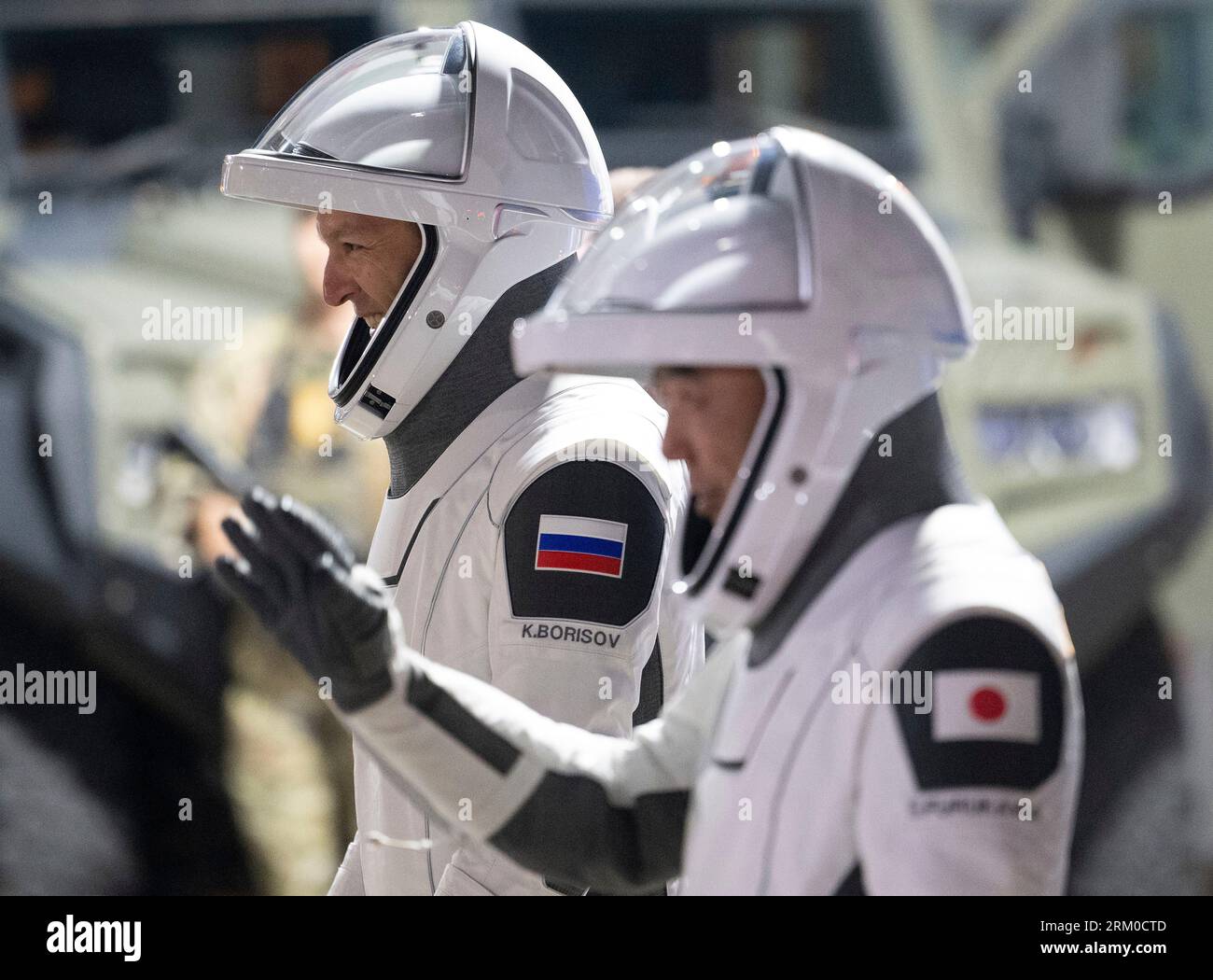 Cape Canaveral, Stati Uniti d'America. 26 agosto 2023. Roscosmos cosmonaut Konstantin Borisov, a sinistra, e l'astronauta JAXA Satoshi Furukawa, a destra, saluta ai tuoi cari mentre si uniscono agli altri compagni di squadra di Crew-7 in partenza dal Neil Armstrong Operations and Checkout Building per salire a bordo della navicella spaziale SpaceX Dragon per il lancio della missione Crew-7 al Kennedy Space Center, il 26 agosto 2023 a Cape Canaveral, Florida. Crediti: Joel Kowsky/NASA/Alamy Live News Foto Stock