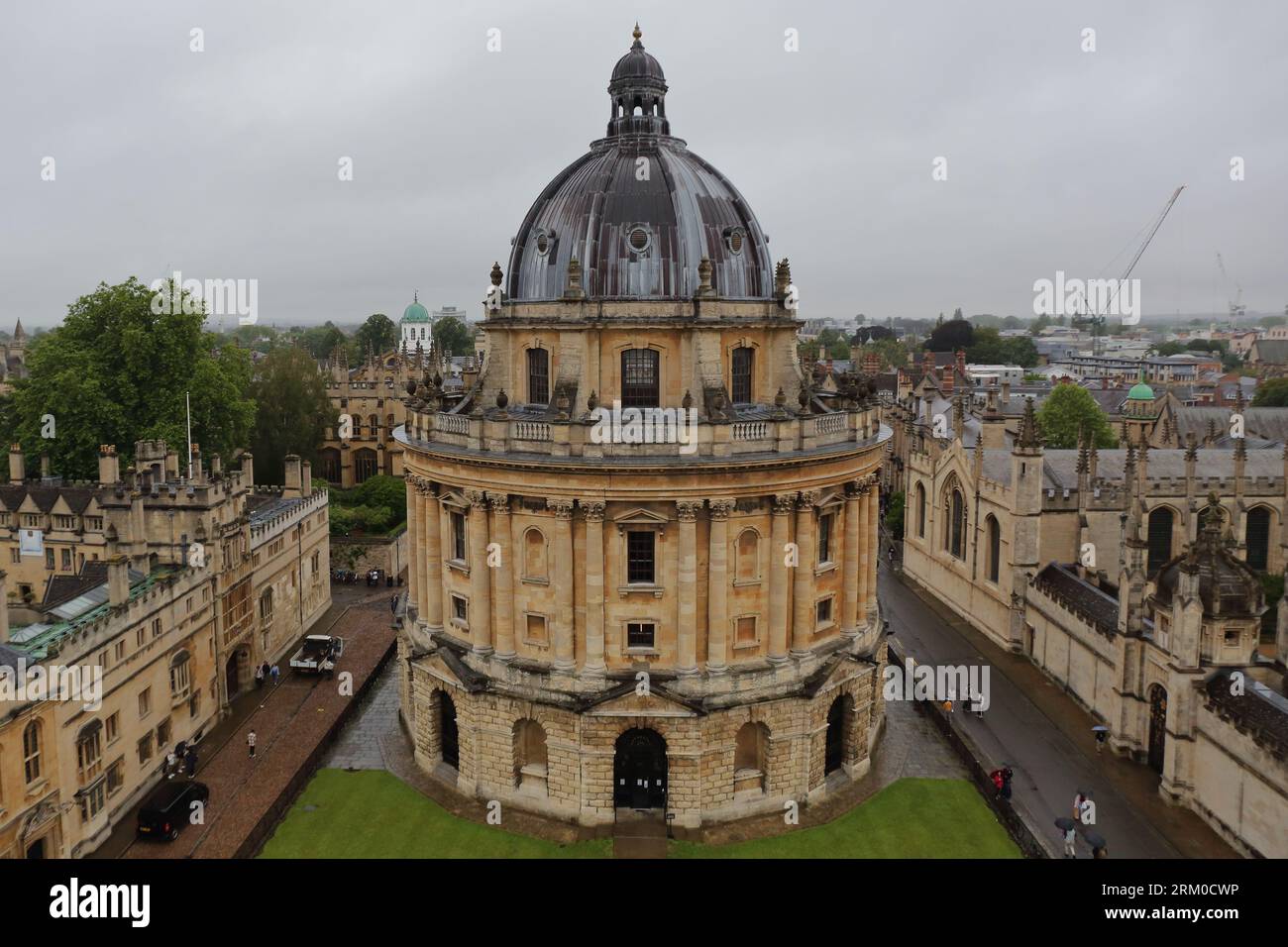 La vista di Radcliffe camera e Oxford da St Mary's Church, Oxford, Inghilterra, Regno Unito. Foto Stock