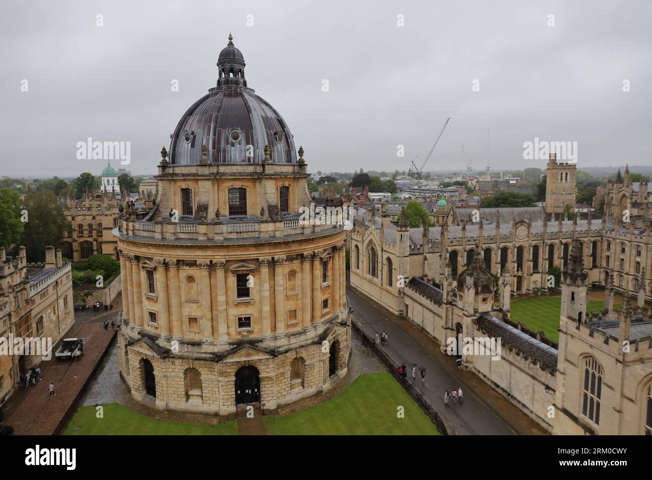La vista di Radcliffe camera e Oxford da St Mary's Church, Oxford, Inghilterra, Regno Unito. Foto Stock