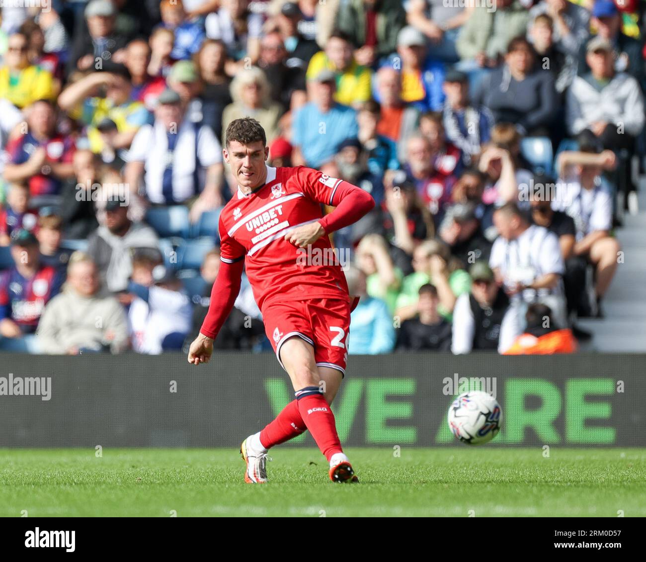 West Bromwich, Regno Unito. 26 agosto 2023. Tommy Smith di Middlesborough colpisce il pallone in avanti durante l'EFL Sky Bet Championship match tra West Bromwich Albion e Middlesbrough agli Hawthorns, West Bromwich, Inghilterra, il 26 agosto 2023. Foto di Stuart Leggett. Solo per uso editoriale, licenza necessaria per uso commerciale. Nessun utilizzo in scommesse, giochi o pubblicazioni di un singolo club/campionato/giocatore. Credito: UK Sports Pics Ltd/Alamy Live News Foto Stock