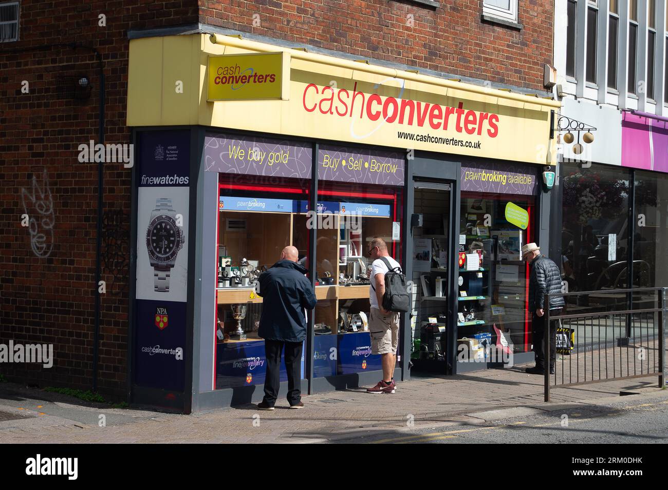 Staines-upon-Thames, Surrey, Regno Unito. 26 agosto 2023. La gente guarda alla finestra di un negozio di conversione di contanti a Staines-upon-Thames, Surrey. Credito: Maureen McLean/Alamy Live News Foto Stock