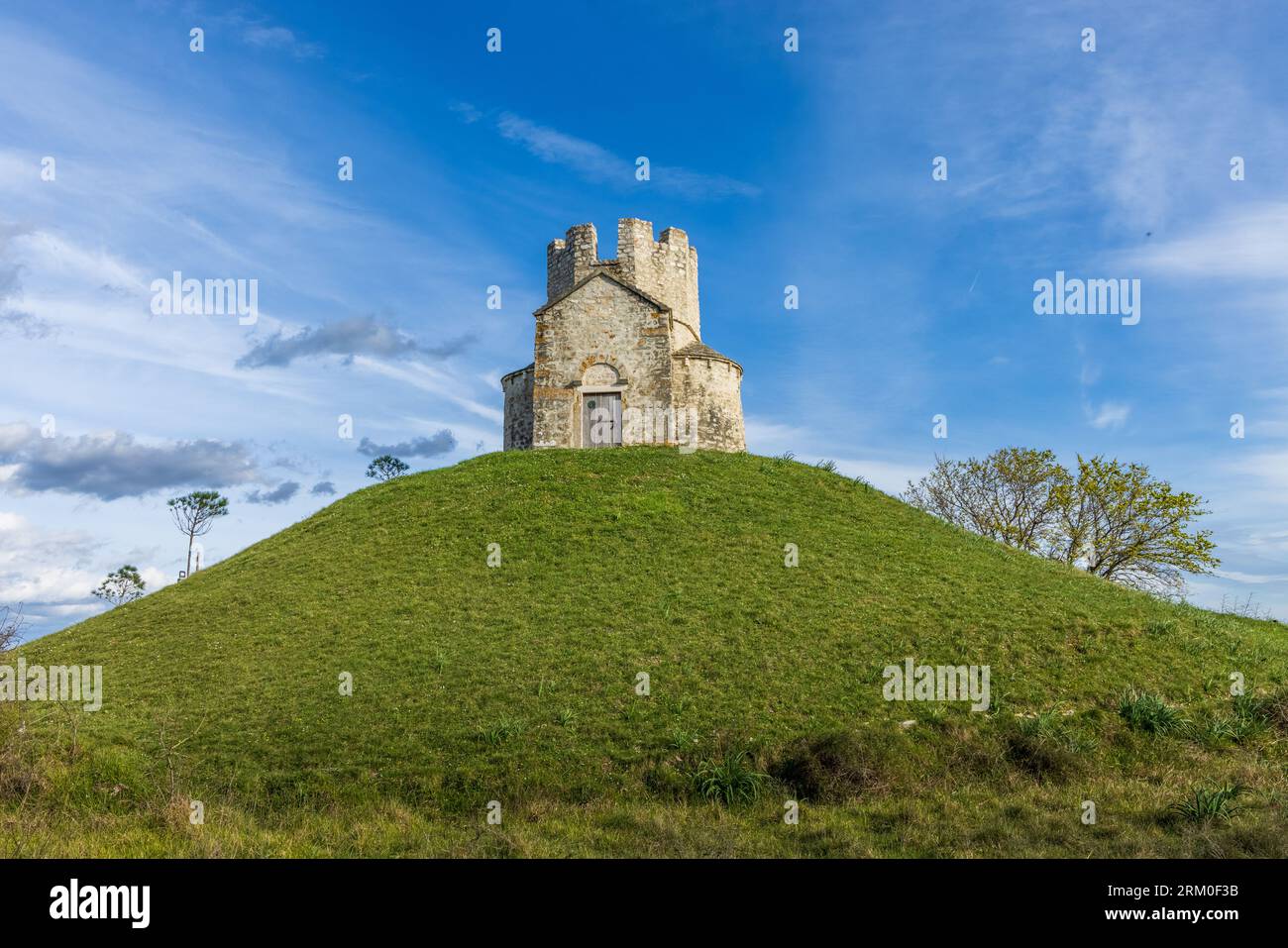 Chiesa di San Nicola situata su una piccola collina a Nin, Croazia. Foto Stock