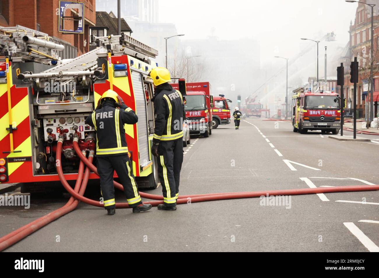 Bildnummer: 59437207 Datum: 25.03.2013 Copyright: imago/Xinhua Firefighters estinguono l'incendio in un edificio a Walworth, sud-est di Londra, Regno Unito, il 25 marzo 2013. Al momento non ci sono indicazioni su come l'incendio è iniziato e non sono state segnalate ferite, ha detto un portavoce dei vigili del fuoco. (Xinhua/He Yining) BRITAIN-LONDON-FIRE PUBLICATIONxNOTxINxCHN x2x xkg 2013 querc 59437207 Data 25 03 2013 Copyright Imago XINHUA Firefighters estintore Fire AT a Building in Walworth South East London Britain IL 25 2013 marzo attualmente non ci sono né di come è iniziato l'incendio né di come è stato reporte Foto Stock