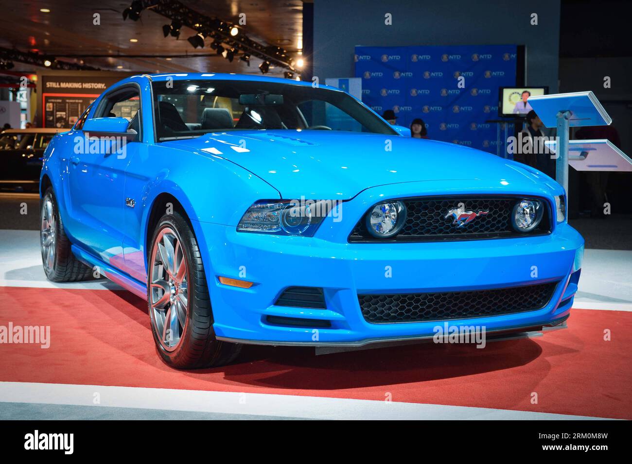 Bildnummer: 59451404 Datum: 27.03.2013 Copyright: imago/Xinhua NEW YORK, marzo 2013 - Una Ford Mustang GT Premium coupé è in mostra durante l'anteprima stampa del New York International Auto Show 2013 a New York, il 27 marzo 2013. Lo spettacolo presenta circa 1.000 veicoli e sarà aperto al pubblico dal 29 marzo al 7 aprile. (Xinhua/Niu Xiaolei) US-NEW YORK-AUTO SHOW-MUSCLE CAR PUBLICATIONxNOTxINxCHN Wirtschaft Messe Automesse x0x xsk 2013 quer 59451404 Data 27 03 2013 Copyright Imago XINHUA New York marzo 2013 una Ford Mustang GT Premium Coupé È IN mostra durante l'Anteprima stampa del 2013 ne Foto Stock