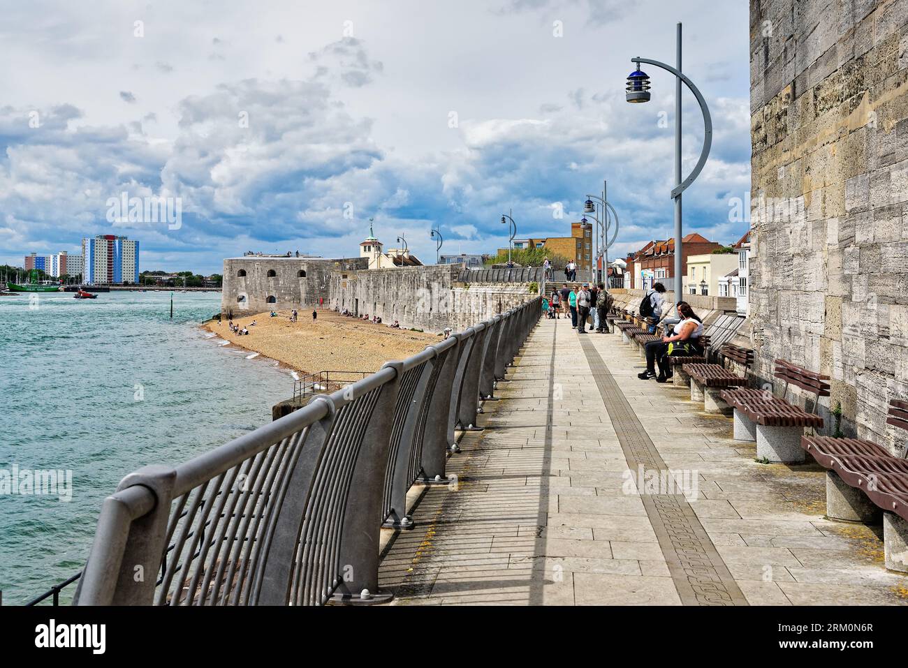 Le fortificazioni storiche e l'ingresso al porto di Portsmouth in un giorno estivo Hampshire Inghilterra Regno Unito Foto Stock