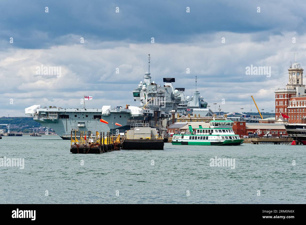 La portaerei Prince of Wales ormeggiò nel porto di Portsmouth dopo essere tornata da estese riparazioni, Hampshire Inghilterra Regno Unito Foto Stock
