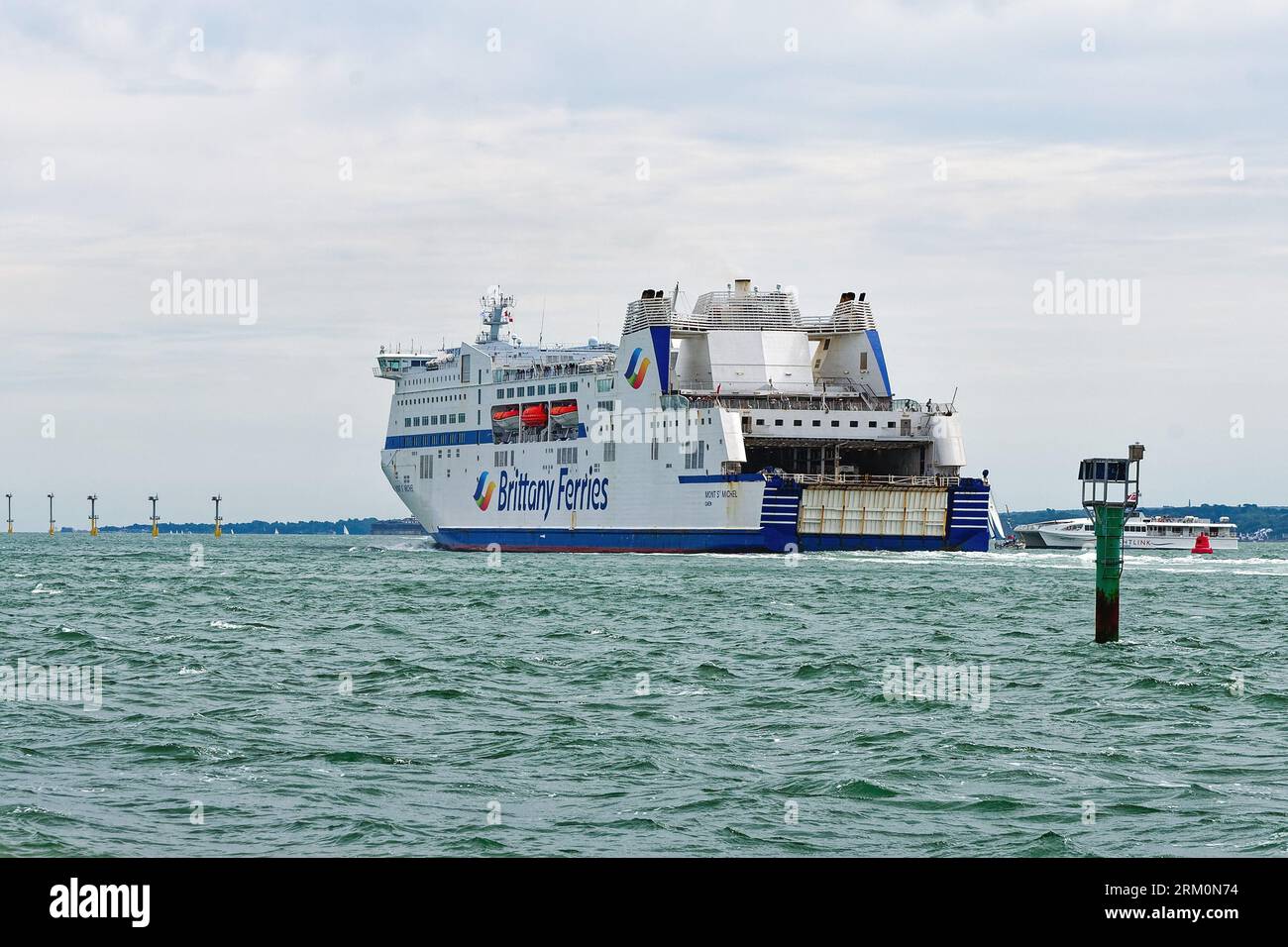 La nave Brittany Ferries Mont St. Michel naviga da Portsmouth in Francia Hampshire Inghilterra Regno Unito Foto Stock