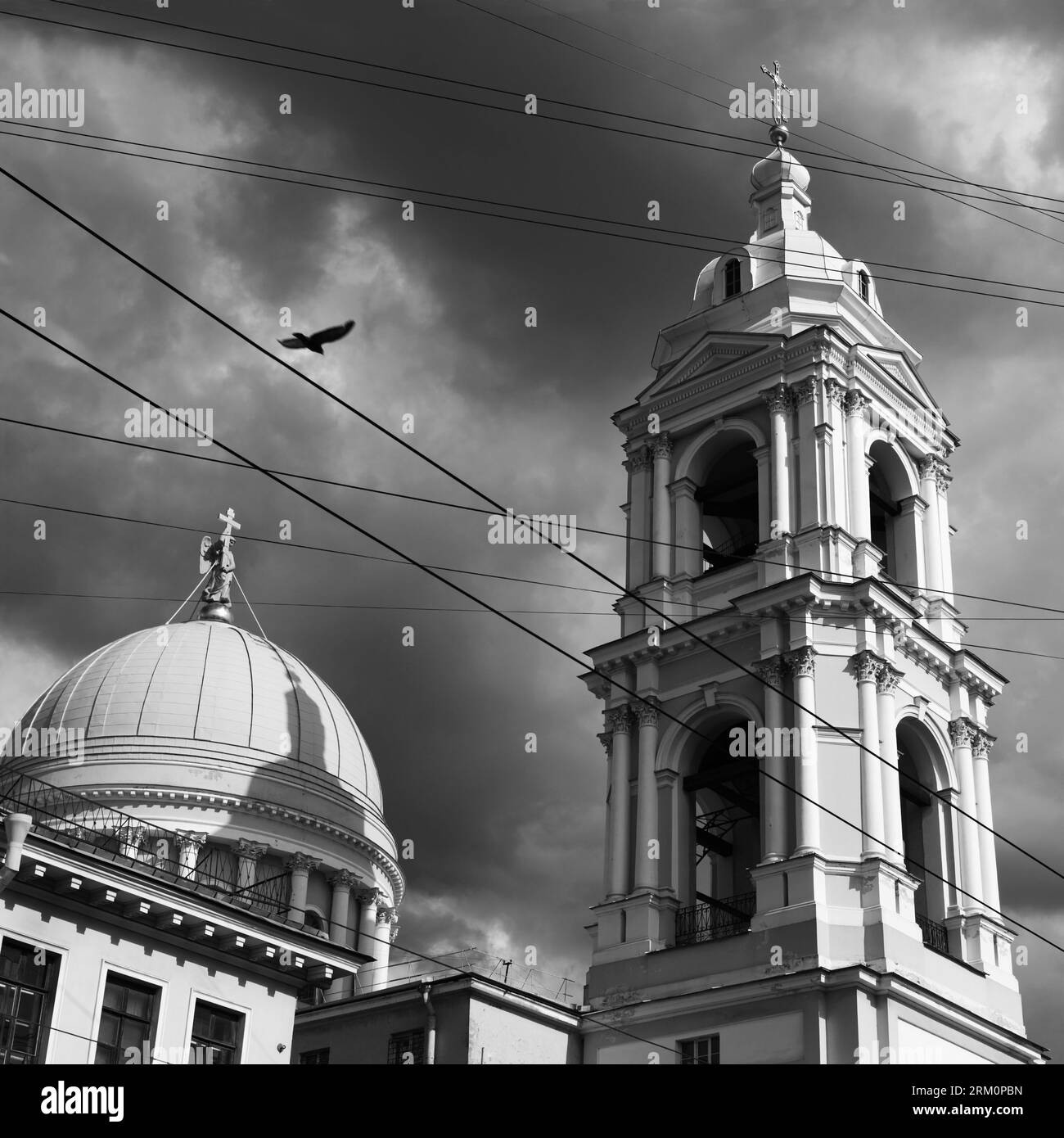 La Chiesa ortodossa di S.. Catherine sull'isola di Vasilevsky con il tempo cupo, San Pietroburgo, Russia Foto Stock