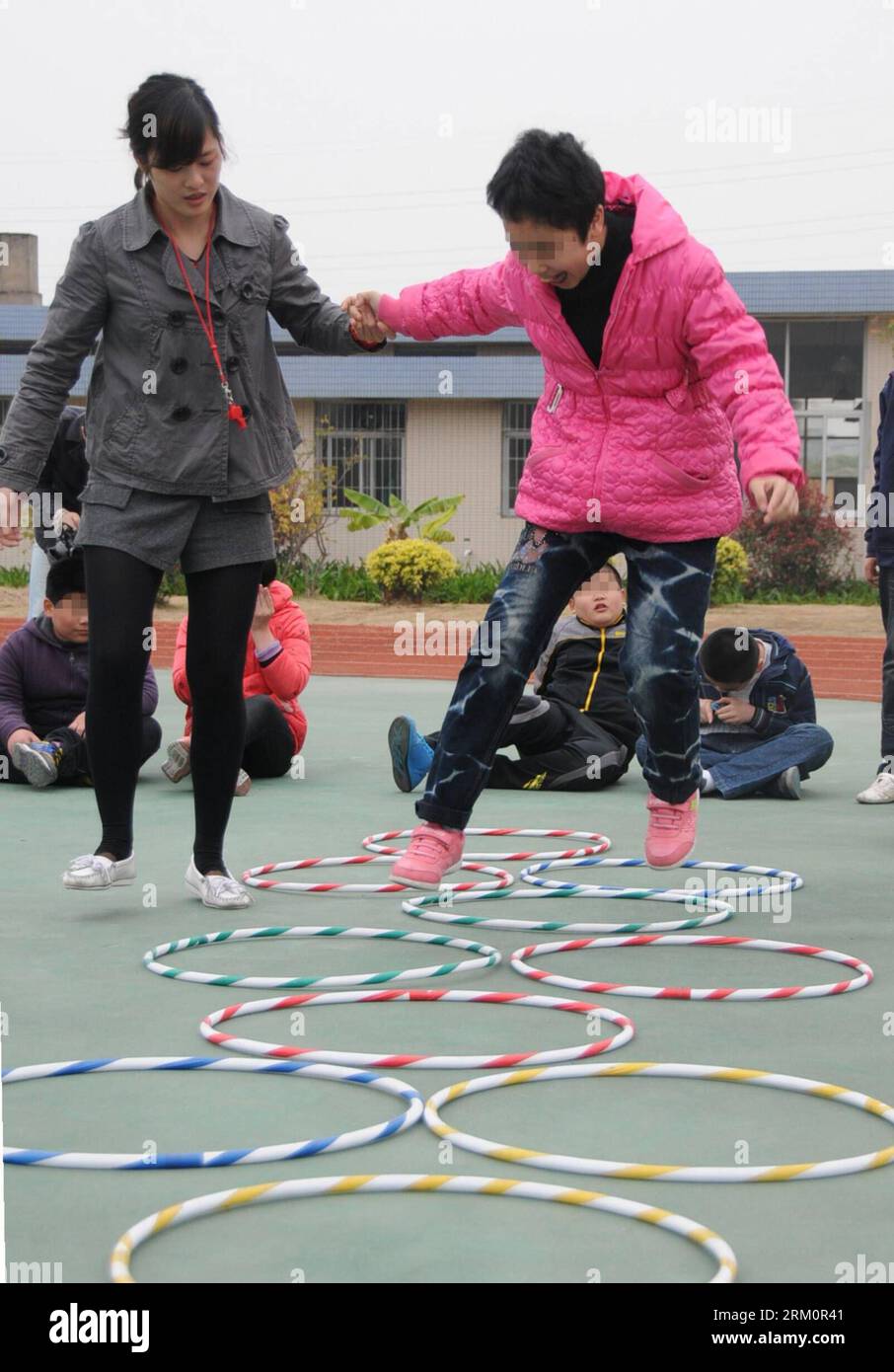 Bildnummer: 59464987 Datum: 01.04.2013 Copyright: imago/Xinhua (130401) -- FUZHOU, 1 aprile 2013 (Xinhua) -- Un insegnante allena un bambino autistico per esercitarsi alla Xingyu School di Fuzhou, capitale della provincia del Fujian della Cina sudorientale, 28 marzo 2013. La Xingyu School, ufficialmente aperta al pubblico nel febbraio di quest'anno, è una scuola di istruzione obbligatoria di nove anni, fondata specificamente per i bambini autistici. Combina le caratteristiche delle normali scuole primarie e dei centri di riabilitazione dell'autismo, e fornisce formazione linguistica e comportamentale ai bambini autistici per una migliore integrazione Foto Stock