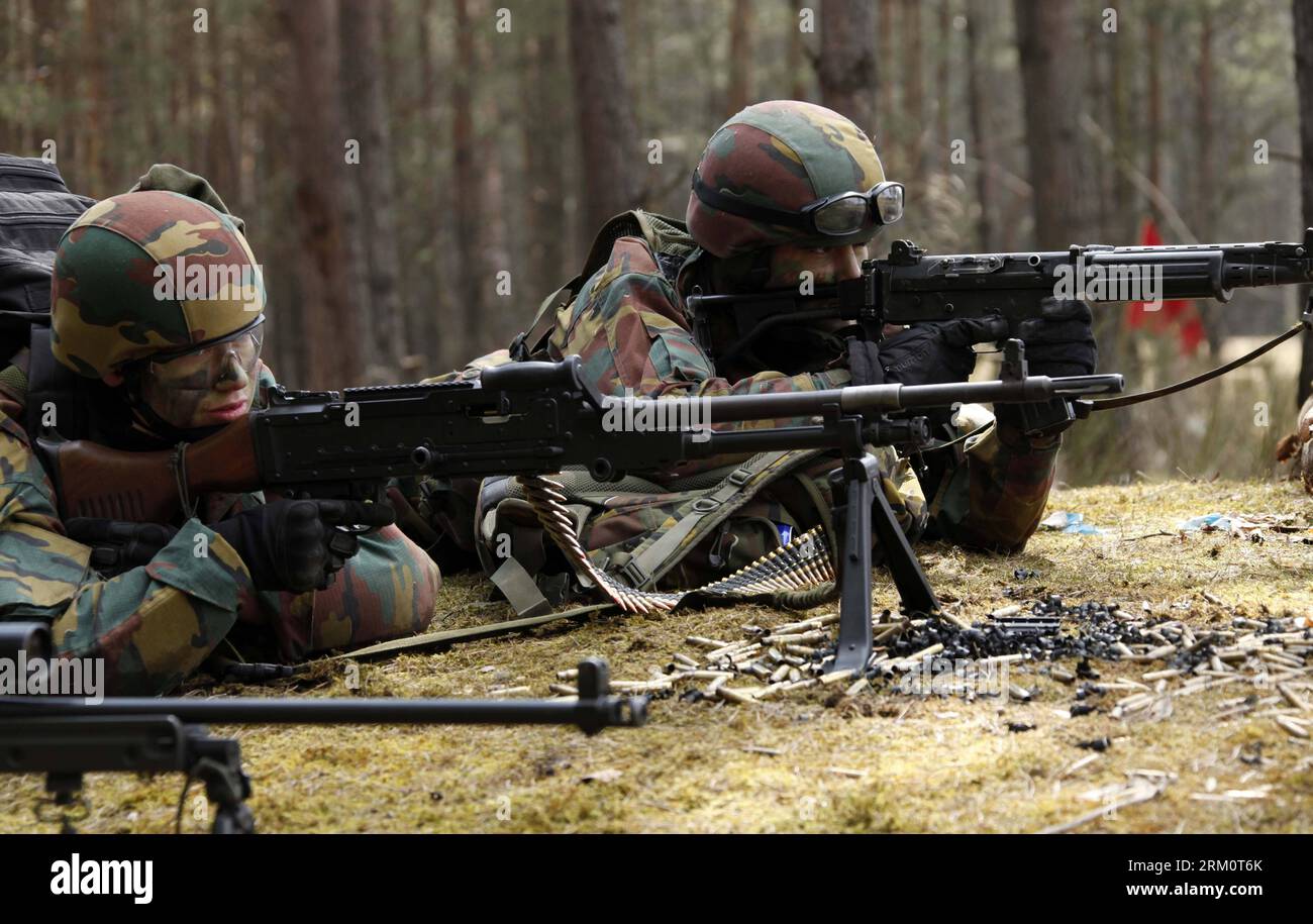 Bildnummer: 59468423 Datum: 02.04.2013 Copyright: imago/Xinhua (130402) -- GRAFENWOHR, 2 aprile 2013 (Xinhua) -- soldati belgi di brigata leggera partecipano a un'esercitazione militare transfrontaliera a Granfenwohr, Germania, 2 aprile 2013. L'esercitazione militare, a partire dal 25 marzo, durerà fino al 4 aprile. (Xinhua/Wang Xiaojun) GERMANIA-GRAFENWOHR-BELGIO-ESERCITAZIONE MILITARE PUBLICATIONxNOTxINxCHN Gesellschaft Militär Armee Soldat Militärübung Übung xas x0x 2013 quer 59468423 Data 02 04 2013 Copyright Imago XINHUA 2 aprile 2013 XINHUA Belgian Light Brigade Soldiers Participal in a Cross Bord Foto Stock