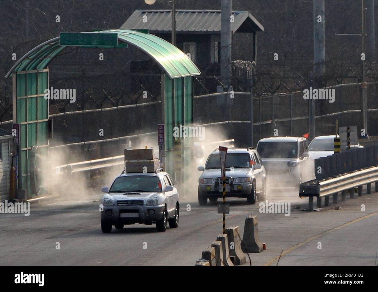 Bildnummer: 59469687 Datum: 03.04.2013 Copyright: imago/Xinhua (130403) -- PAJU, April 3, 2013 (Xinhua) -- South Korean vehicles return from Kaesong industrial complex and pass the Customs, Immigration and Quarantine (CIQ) office in Paju, Gyeonggi province of South Korea, April 3, 2013. The Democratic People s Republic of Korea (DPRK) banned South Korean workers entrance to the joint industrial complex at the DPRK s border town of Kaesong, only allowing the workers to leave Kaesong to come back to Seoul, the unification ministry said Wednesday. (Xinhua/Park Jin-hee) SOUTH KOREA-PAJU-KAESONG Foto Stock