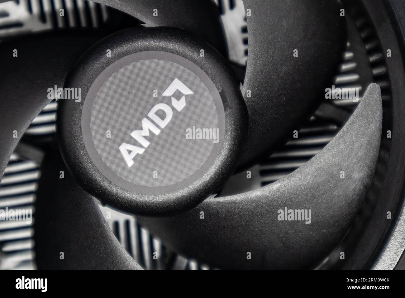 Kiev, Ucraina - 5 gennaio 2022: Primo piano del radiatore di raffreddamento AMD per unità CPU PC desktop. Ventola di raffreddamento nera, dettagli hardware PC. Componenti di Powerf Foto Stock