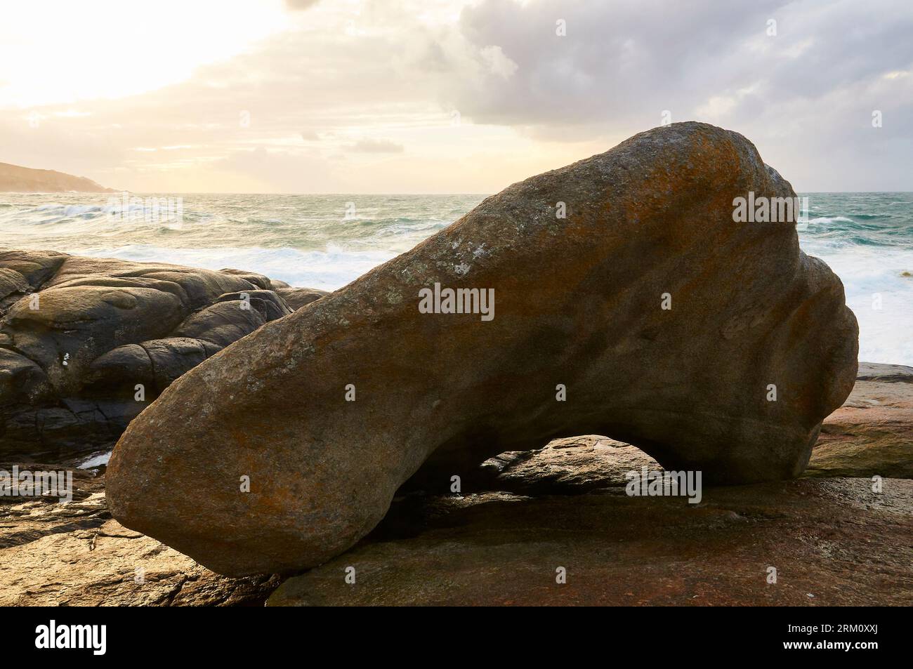 Pedra dos Cadrís una grande pietra vicino al santuario di Virgen da barca con proprietà curative secondo la credenza popolare (Muxía, Costa da morte,A Coruña,Galizia,Spagna) Foto Stock