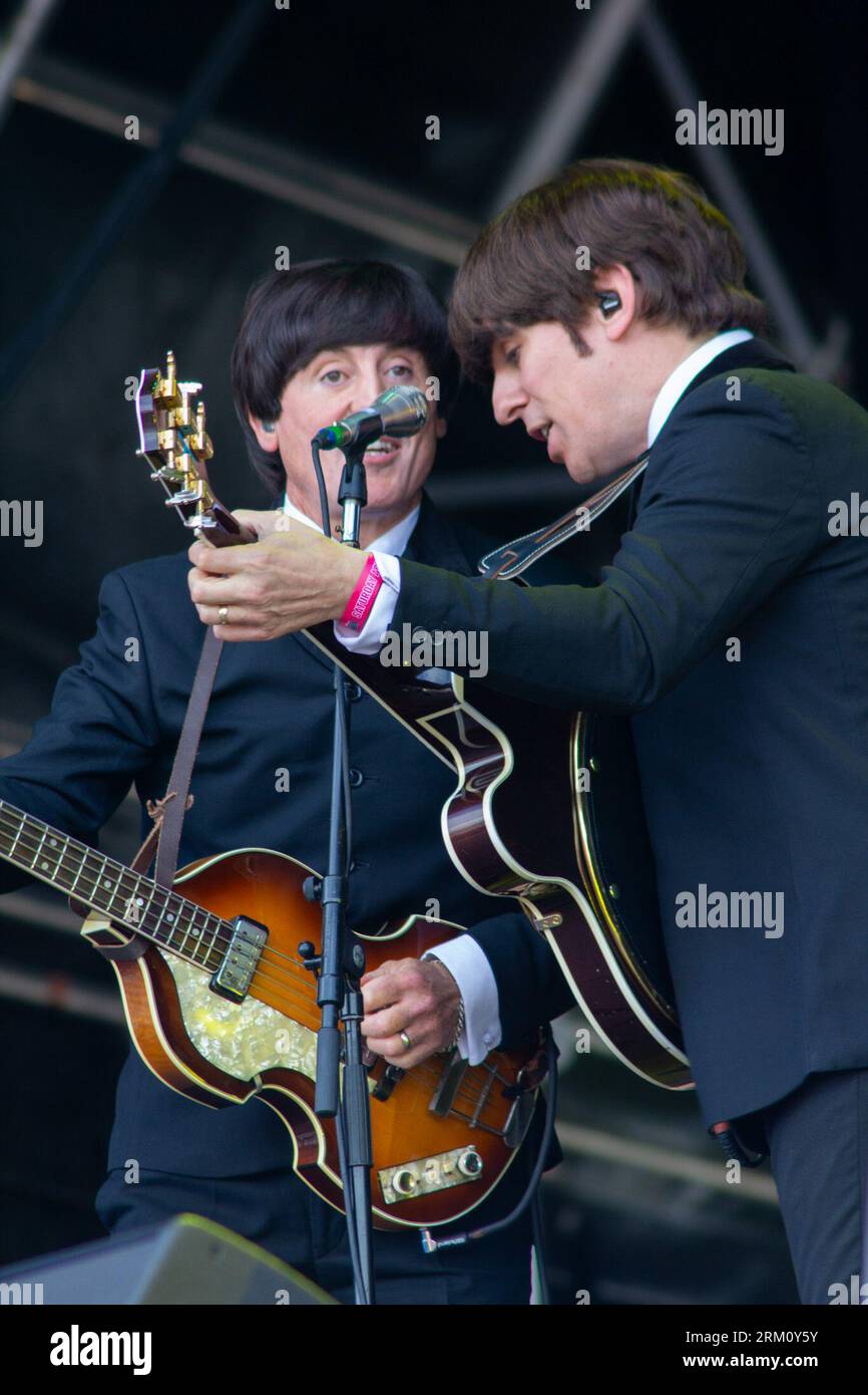 CarFest, Laverstoke Park Farm, Hampshire, Regno Unito. 26 agosto 2023. I Bootleg Beatles si esibiscono al CarFest. Creato da Chris Evans, il CarFest è il più grande festival di raccolta fondi per famiglie del Regno Unito. Crediti: Julian Kemp/Alamy Live News Foto Stock