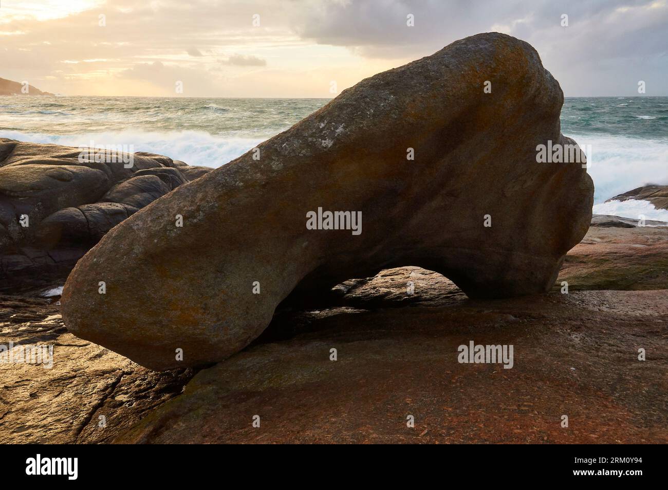 Pedra dos Cadrís una grande pietra vicino al santuario di Virgen da barca con proprietà curative secondo la credenza popolare (Muxía, Costa da morte,A Coruña,Galizia,Spagna) Foto Stock
