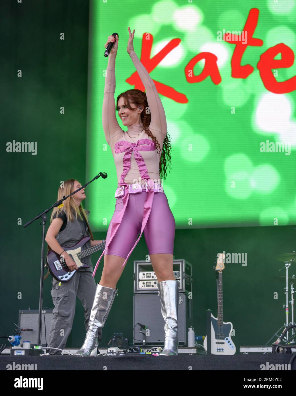 Victorious Festival, Portsmouth/Southsea, 26 agosto 2023, Kate Nash si unisce al pubblico fuori dal palco del Victorious Festival. Crediti: Graham Tarrant/Alamy Live News Foto Stock