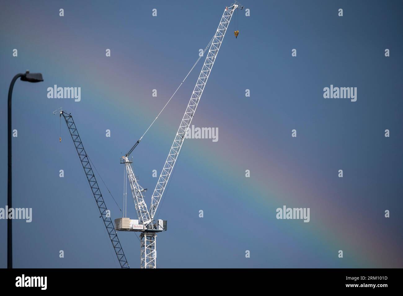 Londra, Regno Unito. 26 agosto 2023. UK Weather – Un arcobaleno appare sopra Vauxhall nel sud di Londra dopo un improvviso downpour che includeva tuoni e fulmini. Sono previste occasionali docce a pioggia per il resto del fine settimana dei giorni festivi di agosto. Crediti: Stephen Chung / Alamy Live News Foto Stock