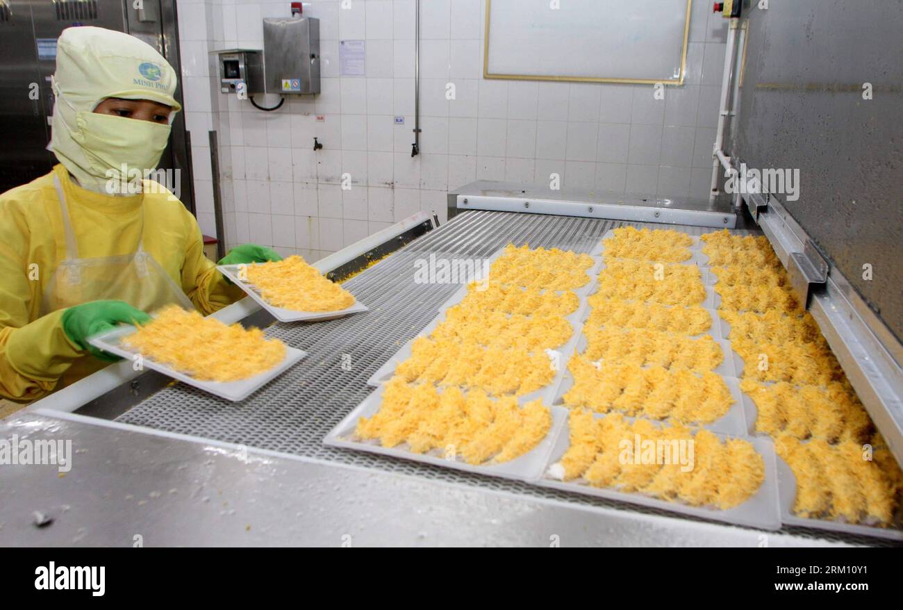 Bildnummer: 59489474 Datum: 09.04.2013 Copyright: imago/Xinhua Workers process Shrimp for export in Vietnam S Southern Province CA Mau, 9 aprile 2013. Il fatturato delle esportazioni di prodotti ittici del Vietnam nel primo trimestre di quest'anno è sceso dell'8% su base annua a 1,2 miliardi di dollari, secondo l'ultimo rapporto della Vietnam Association of Seafood Exporter and Producers (VASEP). (Xinhua/VNA) VIETNAM-CA MAU-SEAFOOD-EXPORT-DOWN PUBLICATIONxNOTxINxCHN Wirtschaft Fischerei Schrimps xjh x0x 2013 quer 59489474 Data 09 04 2013 Copyright Imago XINHUA Workers Process Shrimp for Export in Vietnam S Sout Foto Stock