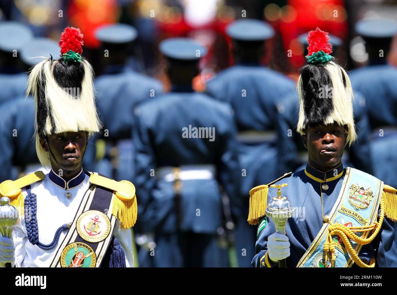 Bildnummer: 59490285 Datum: 09.04.2013 Copyright: imago/Xinhua (130409) -- NAIROBI, 9 aprile 2013 (Xinhua) -- due membri della guardia d'onore sono visti durante la cerimonia di inaugurazione di Uhuru Kenyatta al Moi International Sports Center di Nairobi, capitale del Kenya, 9 aprile 2013. Il presidente del Kenya Uhuru Kenyatta è entrato ufficialmente in carica martedì dopo aver prestato giuramento come quarto presidente della nazione dell'Africa orientale. (Xinhua/Meng Chenguang) (srb) KENYA-NAIROBI-NEW PRESIDENT-UHURU KENYATTA-INAUGURAZIONE PUBLICATIONxNOTxINxCHN Politik Amtseinführung xjh x0x 2013 quer 59490285 Data 09 04 2013 Co Foto Stock