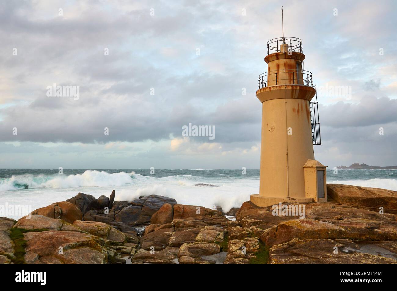 Faro di Punta da barca vicino al santuario di Virgen da barca con mare selvaggio (Muxía, Costa da morte, Fisterra, A Coruña, Galizia, Mar Atlantico, Spagna) Foto Stock