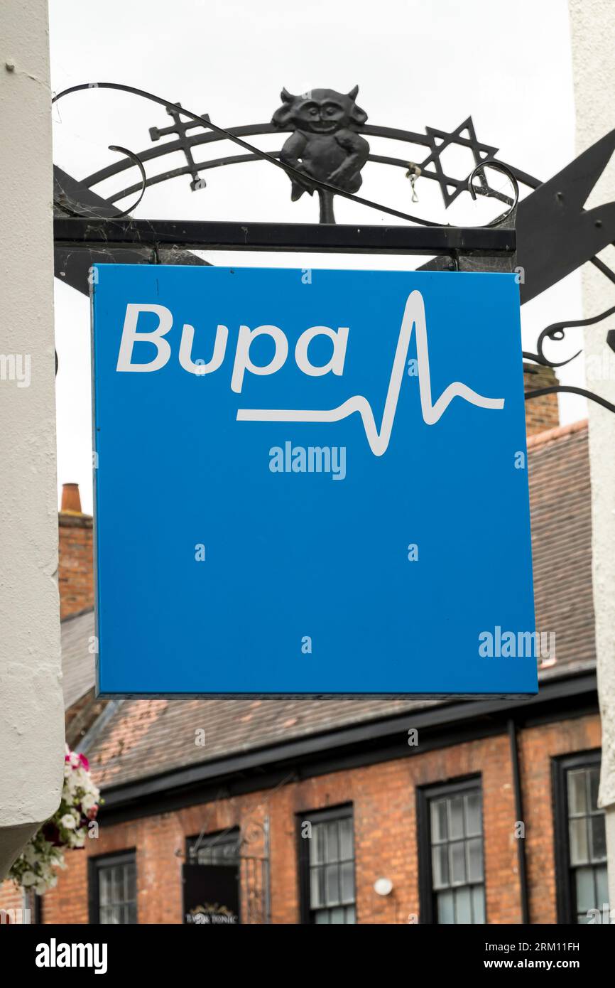 Cartello BUPA Outside Dental surgery, The Strait, Lincoln City, Lincolnshire, England, REGNO UNITO Foto Stock