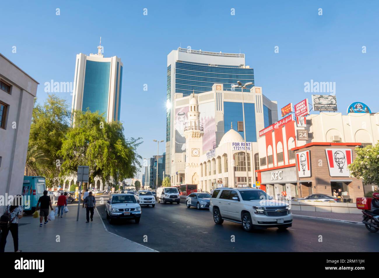 Government avenue, centro di Manama Bahrain. Istituti finanziari, quartiere degli affari Foto Stock