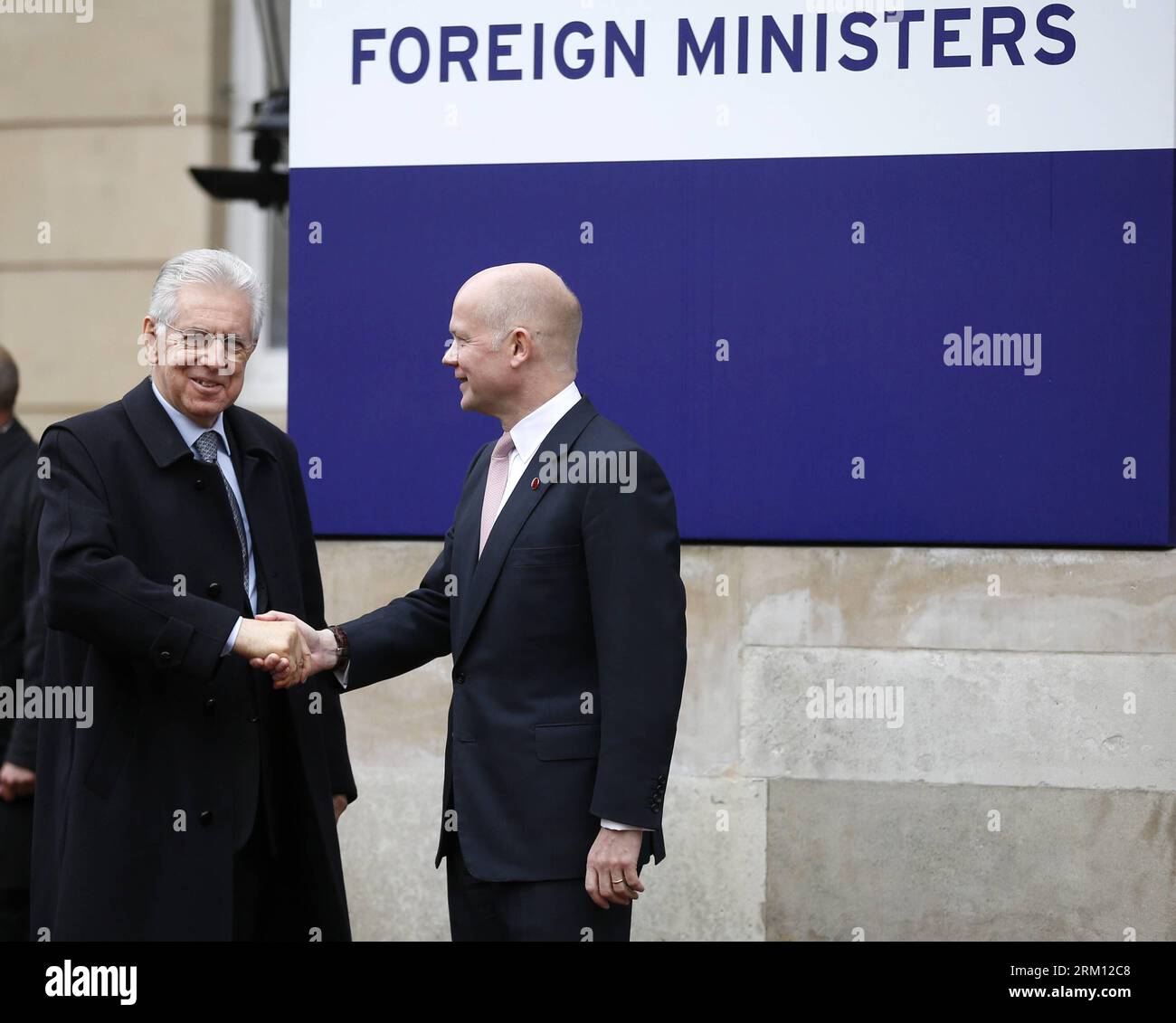 Bildnummer: 59500784 Datum: 11.04.2013 Copyright: imago/Xinhua (130411) - LONDRA, 11 aprile 2013 (Xinhua) - il ministro degli Esteri britannico William Hague (R) dà il benvenuto al primo ministro italiano Mario Monti alla Lancaster House, dove si tiene il G8 Foreign Minister Meeting, a Londra, in Gran Bretagna, l'11 aprile 2013. (Xinhua/Wang Lili) (rh) GRAN BRETAGNA-LONDRA-G8 RIUNIONE DEI MINISTRI DEGLI ESTERI PUBLICATIONxNOTxINxCHN Politik People Gipfel x0x xdd premiumd 2013 quadrat 59500784 Data 11 04 2013 Copyright Imago XINHUA Londra 11 aprile 2013 XINHUA UK Foreign Secretary William Hague r dà il benvenuto ai primi Ministri italiani Foto Stock