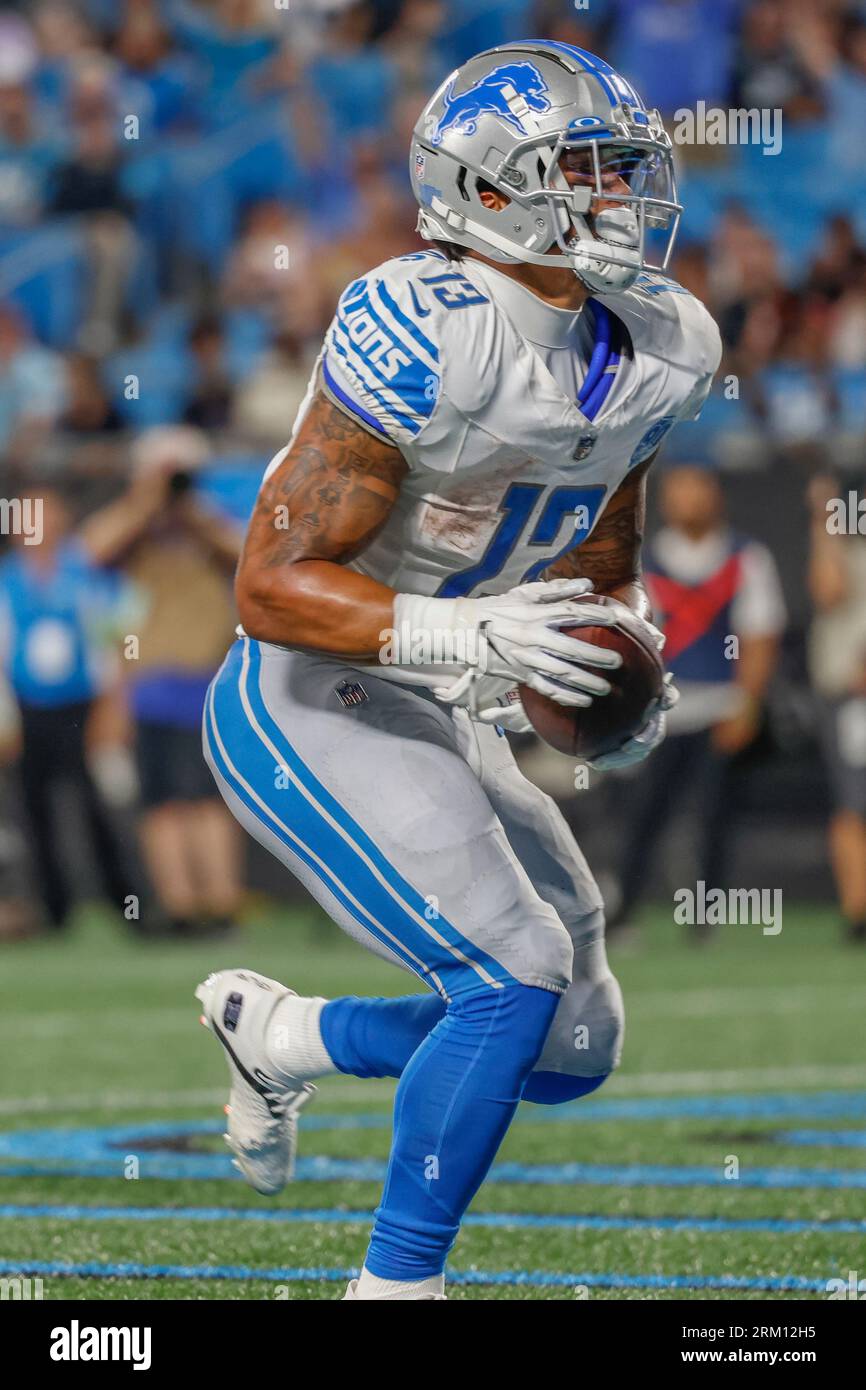 Charlotte, NC, USA: Il running back dei Detroit Lions Craig Reynolds (13) passa a pugni e passa nella end zone per il touchdown durante una presa NFL Foto Stock