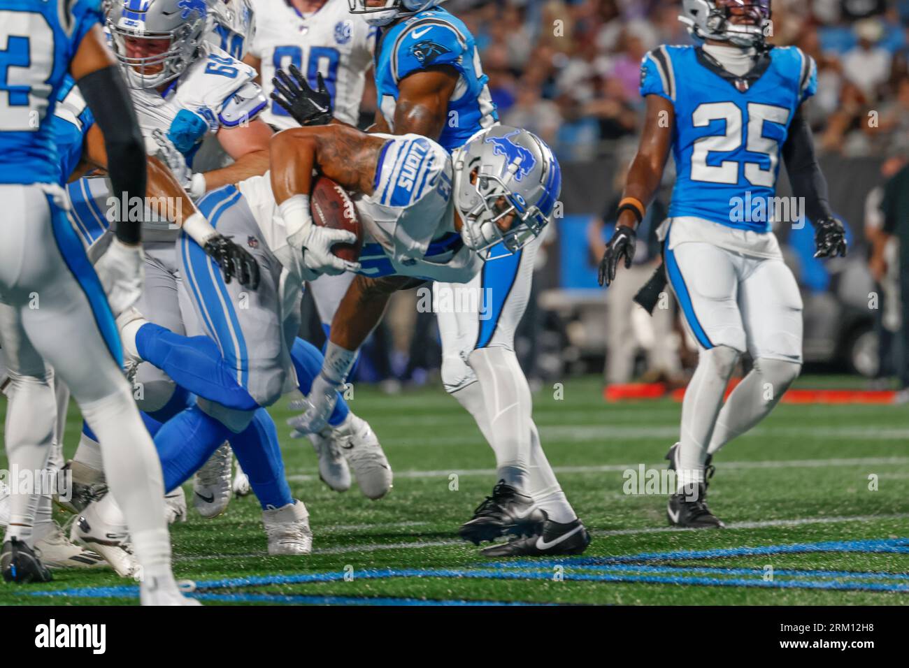 Charlotte, NC, USA: Il running back dei Detroit Lions Craig Reynolds (13) passa a pugni e passa nella end zone per il touchdown durante una presa NFL Foto Stock