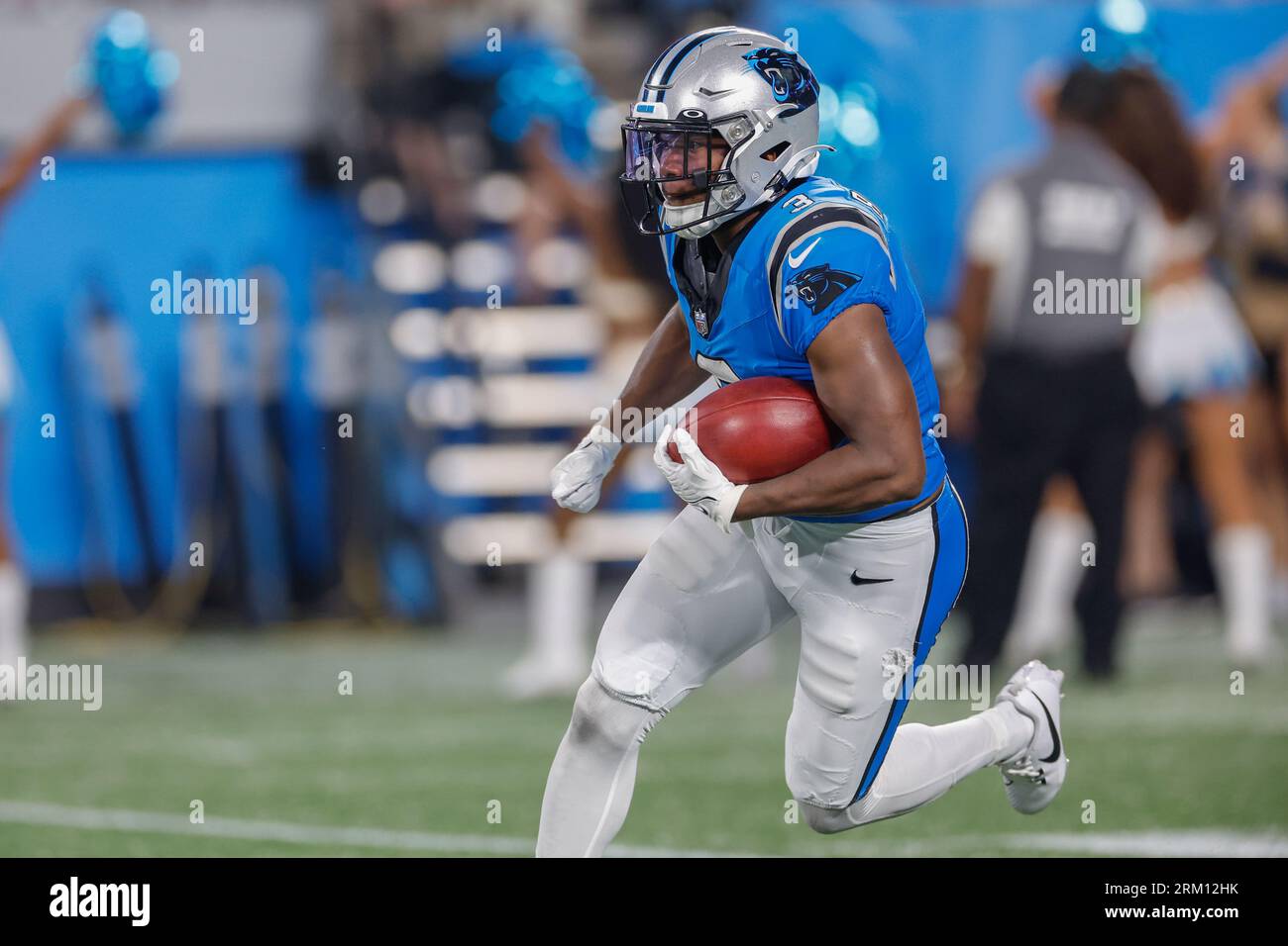 Charlotte, NC, USA: Il running back dei Carolina Panthers Raheem Blackshear (3) corre con il pallone durante una gara di pre-stagione contro i Detroit Lions Foto Stock