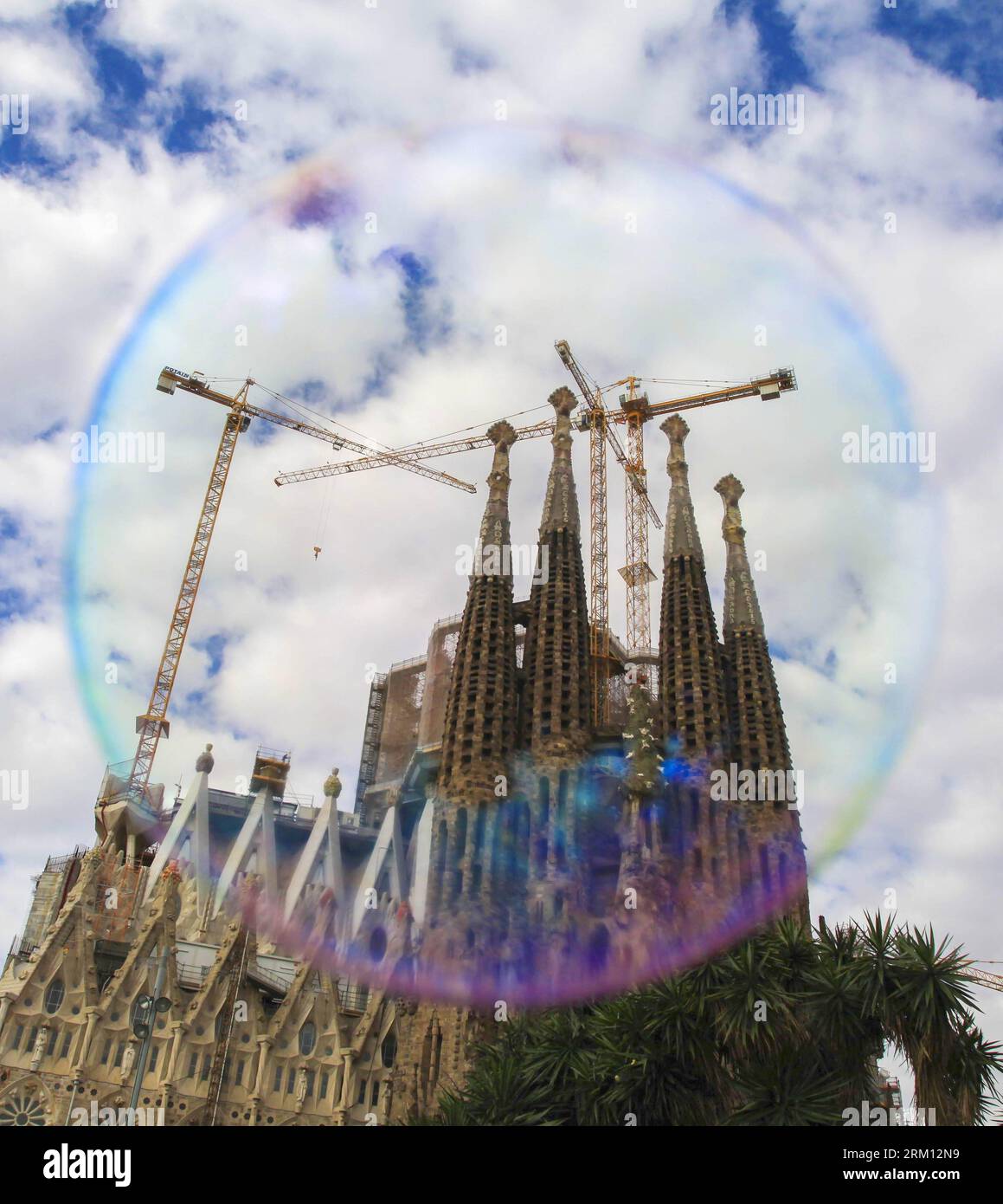 Bildnummer: 59501178 Datum: 10.04.2013 Copyright: imago/Xinhua (130411) -- BARCELLONA, 10 aprile 2013 (Xinhua) -- la basilica e la chiesa espiatoria della Sacra famiglia sono viste attraverso una bolla di sapone fatta da un busker a Barcellona, Spagna, il 10 aprile 2013. La chiesa cattolica, comunemente nota come Sagrada Familia, fu progettata da Antoni Gaudí (1852-1926) e la sua costruzione era iniziata nel 1882. Sebbene sia incompleta dopo oltre 130 anni, la chiesa è un sito patrimonio dell'umanità dell'UNESCO. (Xinhua/Sun Wen) (rh) SPAGNA-BARCELLONA-LA SAGRADA FAMILIA PUBLICATIONxNOTxINxCHN Gesellschaft Seifenbla Foto Stock