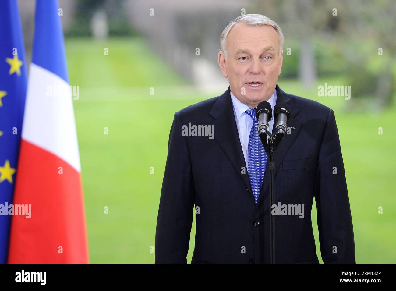 Bildnummer: 59503969 Datum: 11.04.2013 Copyright: imago/Xinhua (130411) -- PARIGI, 11 aprile 2013 (Xinhua) -- il primo ministro francese Jean-Marc Ayrault fa una dichiarazione sulla moralizzazione della politica all'Hotel Matignon di Parigi l'11 aprile 2013. Ayrault si è incontrato con i capi del partito parlamentare per i colloqui sulla trasparenza del nuovo governo e sulle misure antifrode sulla scia dello scandalo sul conto bancario segreto dell'ex ministro Jerome Cahuzac. (Xinhua/Etienne Laurent) FRANCIA-PARIS-AYRAULT-MISURE ANTIFRODE FISCALE PUBLICATIONxNOTxINxCHN People Politik x0x xsk 2013 quer premiumd 59503969 Data Foto Stock
