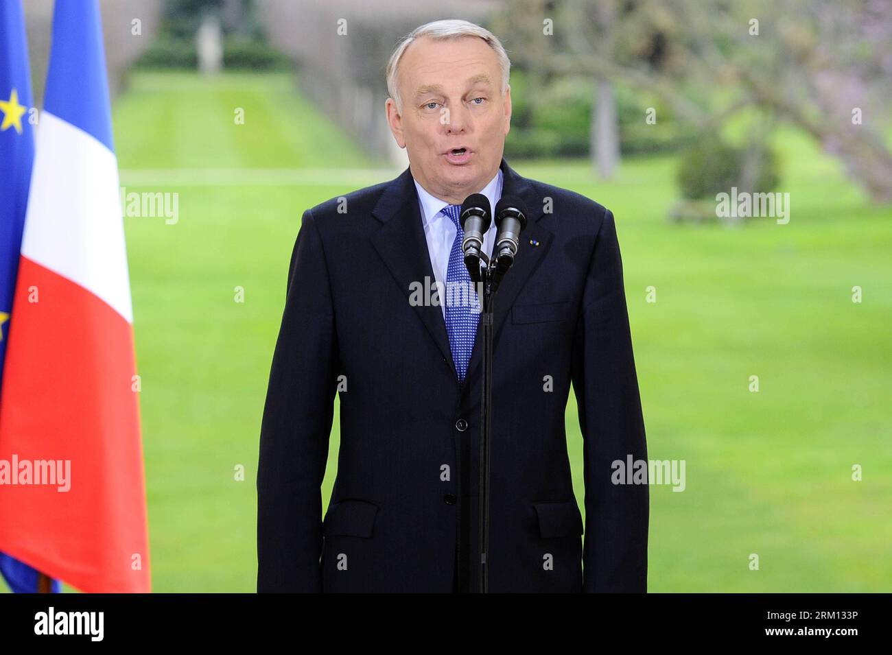 Bildnummer: 59503971 Datum: 11.04.2013 Copyright: imago/Xinhua (130411) -- PARIGI, 11 aprile 2013 (Xinhua) -- il primo ministro francese Jean-Marc Ayrault fa una dichiarazione sulla moralizzazione della politica all'Hotel Matignon di Parigi l'11 aprile 2013. Ayrault si è incontrato con i capi del partito parlamentare per i colloqui sulla trasparenza del nuovo governo e sulle misure antifrode sulla scia dello scandalo sul conto bancario segreto dell'ex ministro Jerome Cahuzac. (Xinhua/Etienne Laurent) FRANCIA-PARIS-AYRAULT-MISURE ANTIFRODE FISCALE PUBLICATIONxNOTxINxCHN People Politik x0x xsk 2013 quer premiumd 59503971 Data Foto Stock