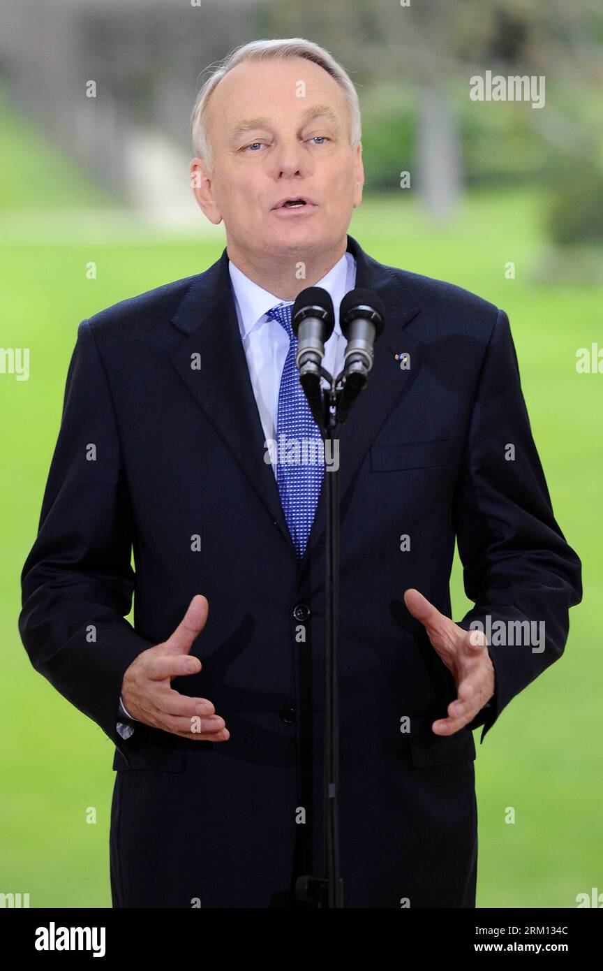 Bildnummer: 59503973 Datum: 11.04.2013 Copyright: imago/Xinhua (130411) -- PARIGI, 11 aprile 2013 (Xinhua) -- il primo ministro francese Jean-Marc Ayrault fa una dichiarazione sulla moralizzazione della politica all'Hotel Matignon di Parigi l'11 aprile 2013. Ayrault si è incontrato con i capi del partito parlamentare per i colloqui sulla trasparenza del nuovo governo e sulle misure antifrode sulla scia dello scandalo sul conto bancario segreto dell'ex ministro Jerome Cahuzac. (Xinhua/Etienne Laurent) FRANCIA-PARIS-AYRAULT-MISURE ANTIFRODE FISCALE PUBLICATIONxNOTxINxCHN People Politik x0x xsk 2013 hoch premiumd 59503973 Data Foto Stock