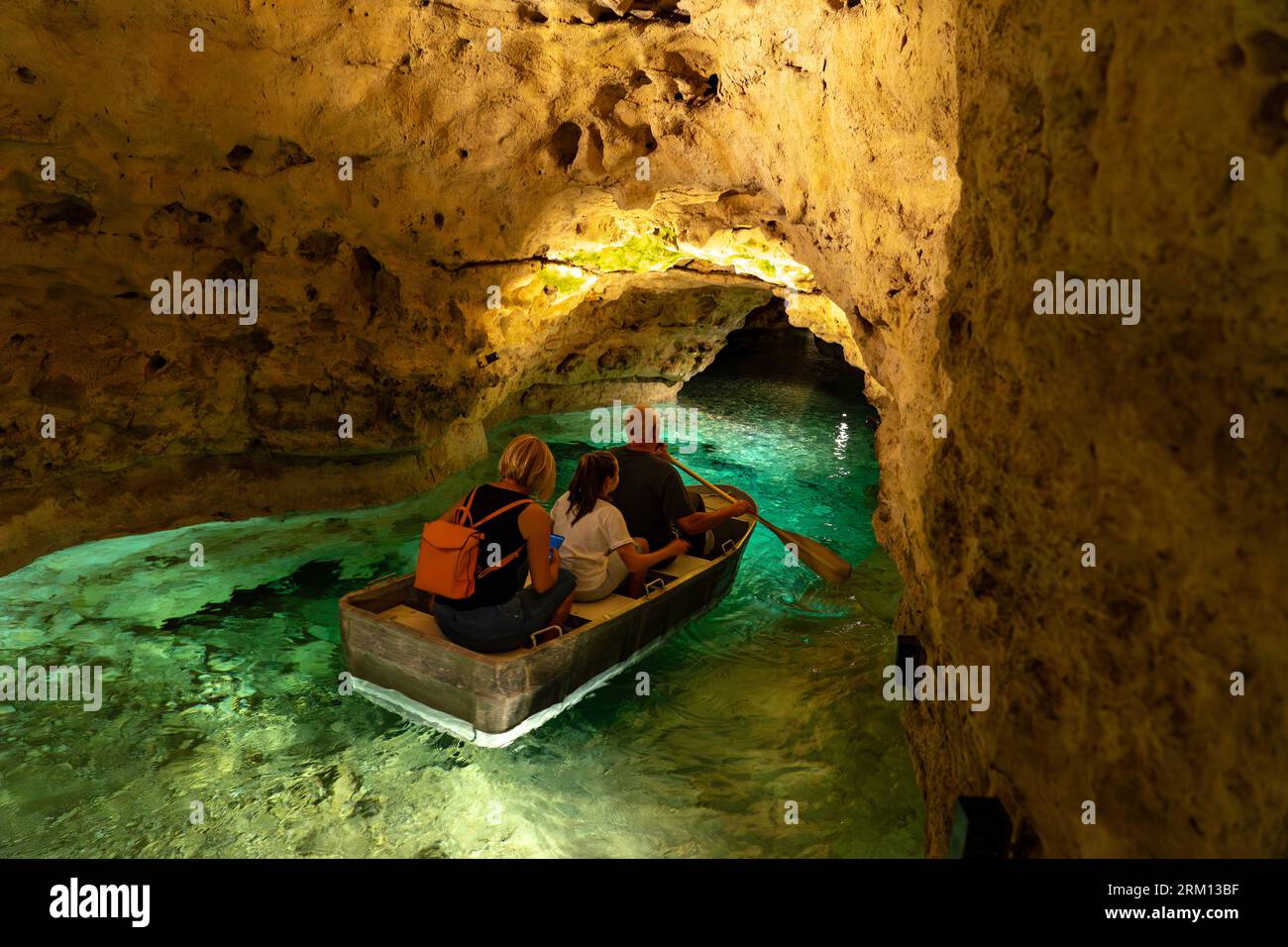 Grotta del lago Tapolca in Ungheria accanto al lago Balaton bella avventura in barca nella grotta Foto Stock