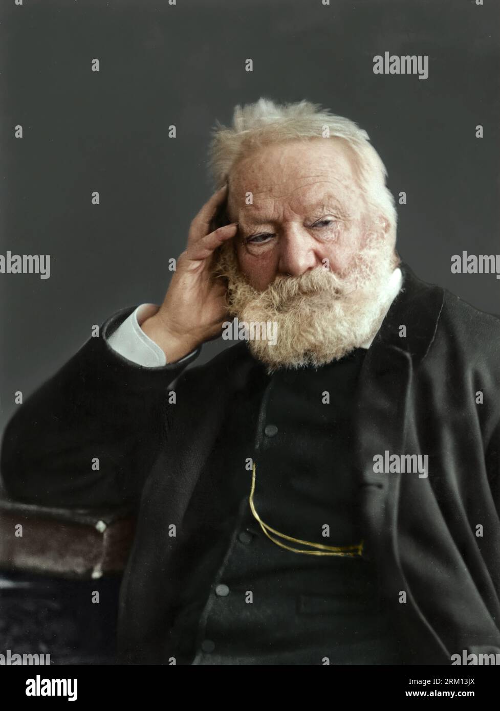 Victor Hugo seduto con un gomito appoggiato su una pila di libri sul tavolo accanto a lui e la testa in mano. L'altra mano è infilata nel poc Foto Stock