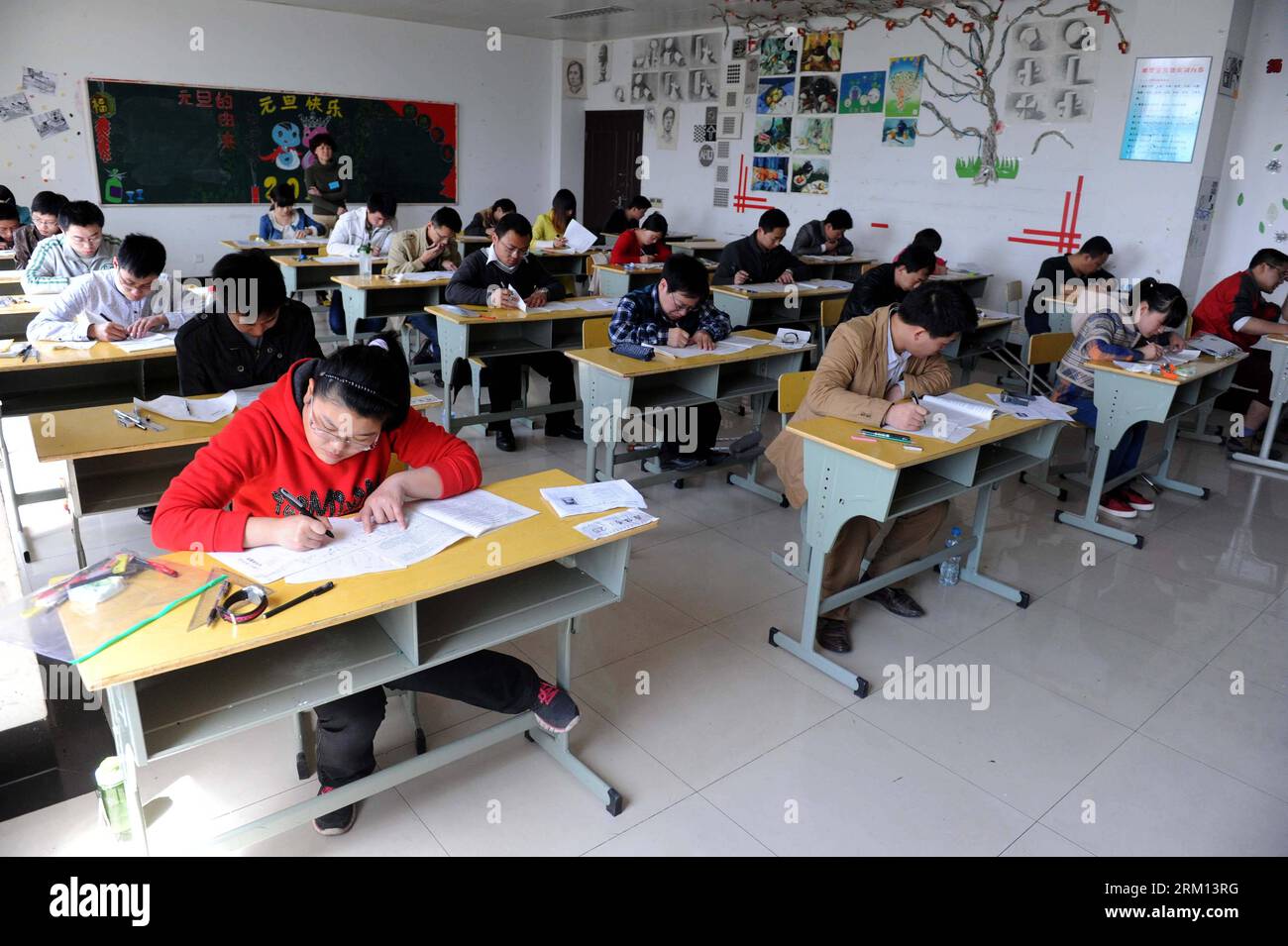 Bildnummer: 59511415 Datum: 13.04.2013 Copyright: imago/Xinhua (130413) -- HEFEI, 13 aprile 2013 (Xinhua) -- i candidati prendono parte all'esame di servizio civile in una sala d'esame senza barriere per disabili a Hefei, capitale della provincia di Anhui della Cina orientale, 13 aprile 2013. Posti per disabili sono stati offerti durante l'esame di quest'anno ad Anhui. (Xinhua/Liu Junxi) (ry) CHINA-ANHUI-CIVIL SERVICE EXAM-DISABLED PERSON (CN) PUBLICATIONxNOTxINxCHN Gesellschaft Behinderung China Prüfung Examen xdp x0x 2013 quer 59511415 Data 13 04 2013 Copyright Imago XINHUA Hefei 13 aprile 2013 XINHUA candidato Foto Stock