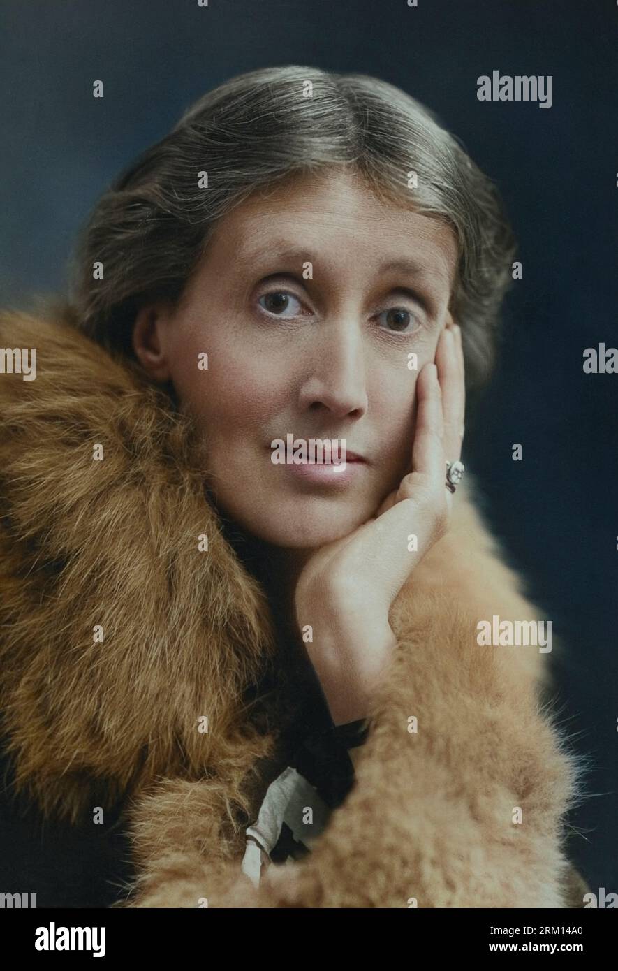 Fotografia di Virginia Woolf con la mano sul viso che indossa una pelliccia rubata intorno al 1927. Foto Stock