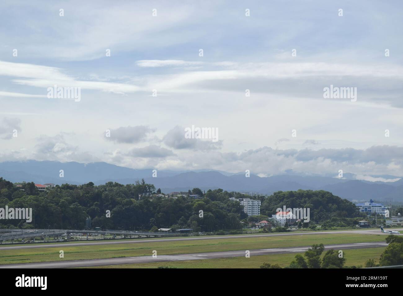 Pista aerea di Kota Kinabalu e montagne sullo sfondo. Foto Stock