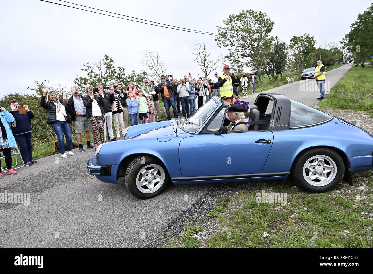 OLAND 20230826 il re svedese Carl Gustaf e la regina Silvia guidano una Porsche 911 targa del 1973, durante il Royal Vintage Rally svedese sull'isola di Oland, in Svezia. La Porsche 911 targa è dello stesso modello che la coppia reale cavava 50 anni fa, quando si erano incontrati di recente, foto: Jonas Ekströmer / TT / codice 10030 Foto Stock