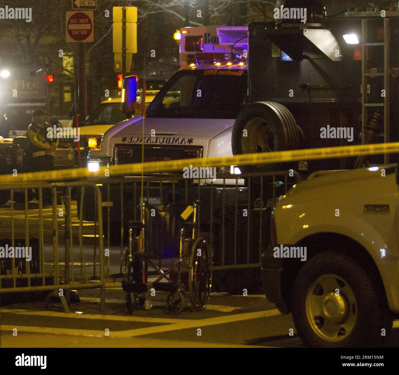 Bildnummer: 59521996 Datum: 15.04.2013 Copyright: imago/Xinhua un'ambulanza e un'auto blindata si trovano sulla scena dell'esplosione che ne ha uccisi tre a Boston, negli Stati Uniti, il 15 aprile 2013. Le due esplosioni che hanno scosso la maratona di Boston di lunedì hanno ucciso tre persone e ferito almeno 138, hanno detto funzionari e media. (Xinhua/Marcus DiPaola)(axy) US-BOSTON-EXPLOSIONS PUBLICATIONxNOTxINxCHN Gesellschaft Anschlag Bombenanschlag Boston x0x xkg 2013 quadrat 59521996 Data 15 04 2013 Copyright Imago XINHUA to Ambulance and Armored Car sit AT the Scene of the Explosion which KILLED Thr Foto Stock