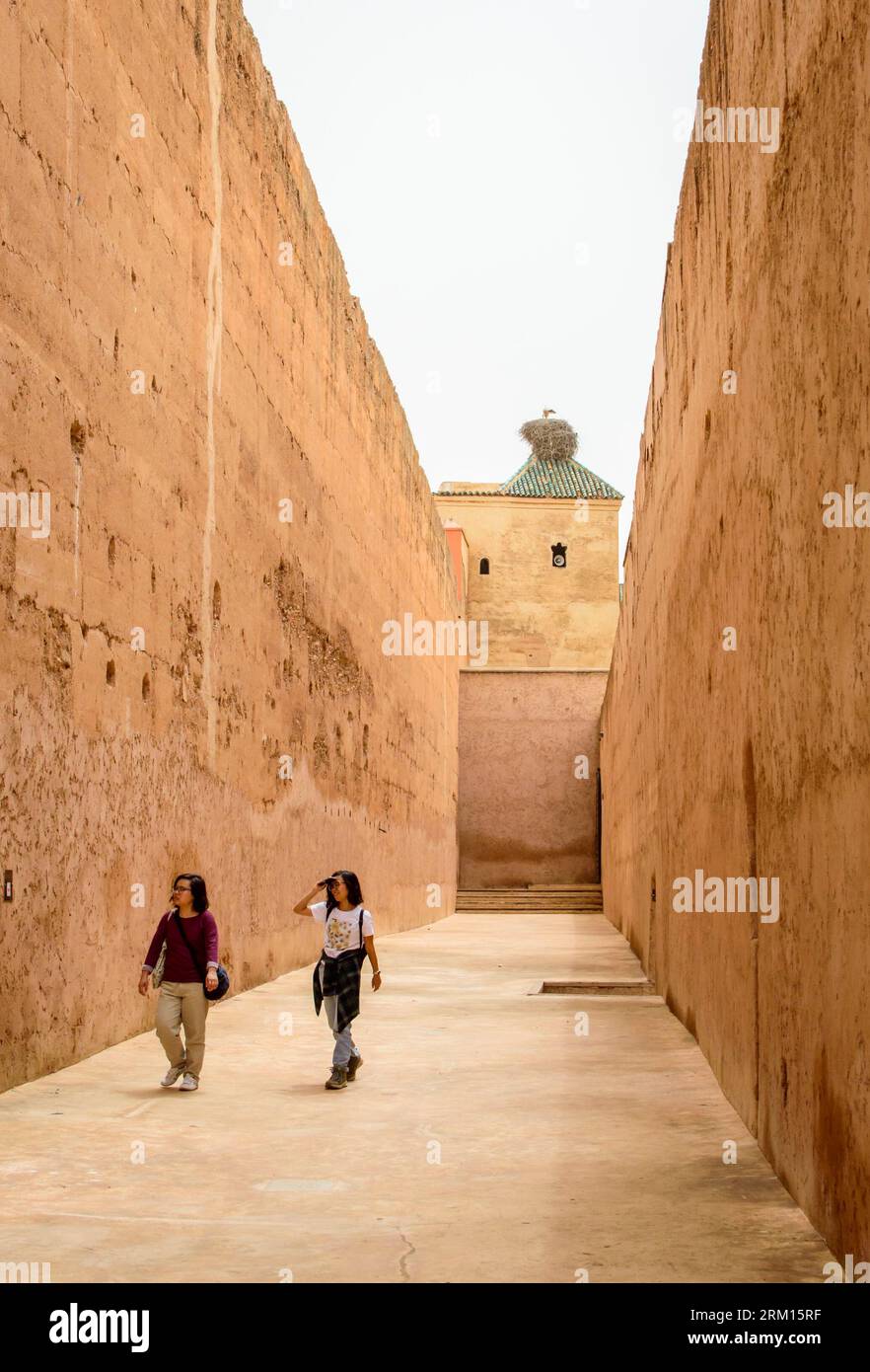 Marrakech, Marocco, 8 aprile 2023. I turisti camminano vicino alle alte mura antiche all'interno del Palazzo Badi di Marrakech. Foto Stock