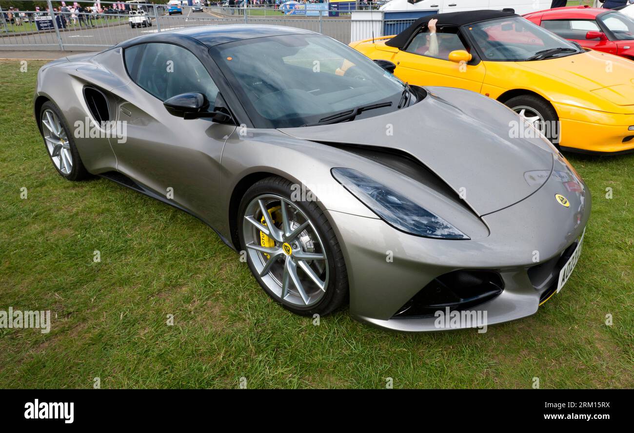 Silverstone Circuit, Silverstone, Nr, Towcester, 26 agosto, 2023. un bell'esempio della nuova Lotus Emira, nella Lotus Drivers Club zone, al Silverstone Festival. John Gaffen/Alamy Live News Foto Stock