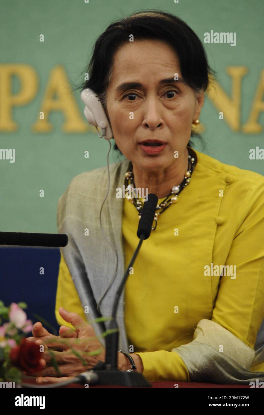 Bildnummer: 59529592 Datum: 17.04.2013 Copyright: imago/Xinhua (130417) - TOKYO, 17 aprile 2013 (Xinhua) - il leader dell'opposizione del Myanmar Aung San Suu Kyi partecipa ad una conferenza stampa a Tokyo, in Giappone, il 17 aprile 2013. (Xinhua/Kenichiro Seki) (bxq) JAPAN-TOKYO-AUNG SAN SUU KYI PUBLICATIONxNOTxINxCHN People Politik premiumd x0x xkg 2013 hoch 59529592 Data 17 04 2013 Copyright Imago XINHUA Tokyo 17 aprile 2013 XINHUA Myanmar leader dell'opposizione Aung San Suu Kyi partecipa a una conferenza stampa a Tokyo Giappone 17 aprile 2013 XINHUA Kenichiro Seki Giappone Tokyo Aung San Suu Kyi PUBLICATIONxNOTxINxCHN Celebriti Foto Stock