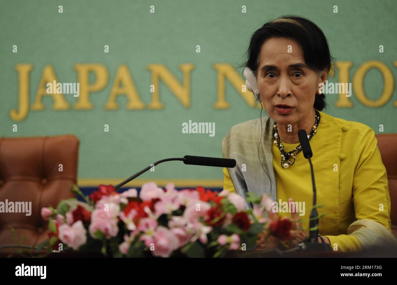 Bildnummer: 59529588  Datum: 17.04.2013  Copyright: imago/Xinhua (130417) -- TOKYO, April 17, 2013 (Xinhua) -- Myanmar opposition leader Aung San Suu Kyi attends a news conference in Tokyo, Japan, April 17, 2013. (Xinhua/Kenichiro Seki) (bxq) JAPAN-TOKYO-AUNG SAN SUU KYI PUBLICATIONxNOTxINxCHN People Politik premiumd x0x xkg 2013 quer      59529588 Date 17 04 2013 Copyright Imago XINHUA  Tokyo April 17 2013 XINHUA Myanmar Opposition Leader Aung San Suu Kyi Attends a News Conference in Tokyo Japan April 17 2013 XINHUA Kenichiro Seki  Japan Tokyo Aung San Suu Kyi PUBLICATIONxNOTxINxCHN Celebriti Foto Stock