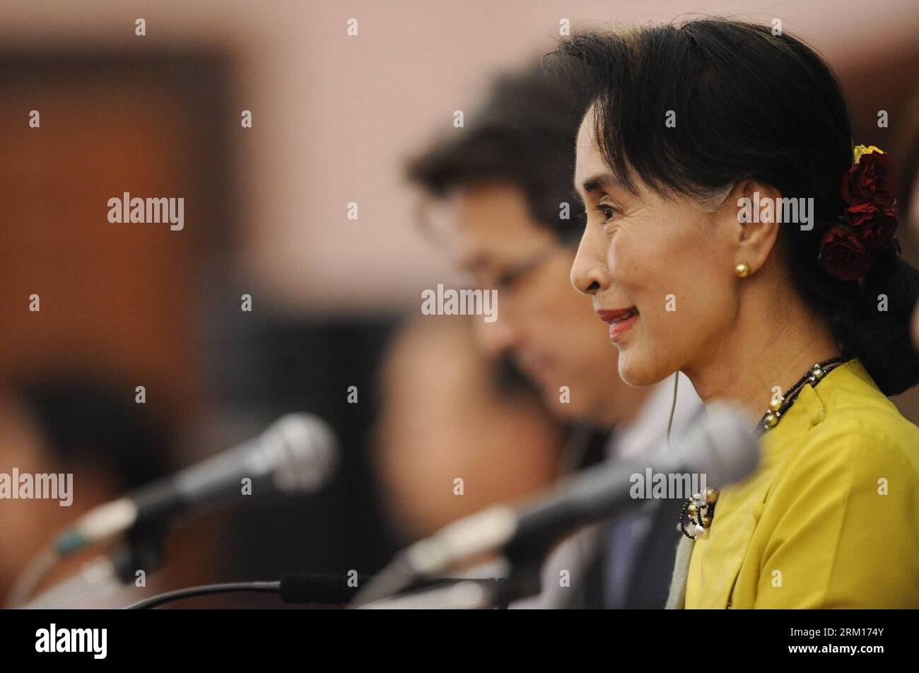 Bildnummer: 59529591  Datum: 17.04.2013  Copyright: imago/Xinhua (130417) -- TOKYO, April 17, 2013 (Xinhua) -- Myanmar opposition leader Aung San Suu Kyi attends a news conference in Tokyo, Japan, April 17, 2013. (Xinhua/Kenichiro Seki) (bxq) JAPAN-TOKYO-AUNG SAN SUU KYI PUBLICATIONxNOTxINxCHN People Politik premiumd x0x xkg 2013 quer      59529591 Date 17 04 2013 Copyright Imago XINHUA  Tokyo April 17 2013 XINHUA Myanmar Opposition Leader Aung San Suu Kyi Attends a News Conference in Tokyo Japan April 17 2013 XINHUA Kenichiro Seki  Japan Tokyo Aung San Suu Kyi PUBLICATIONxNOTxINxCHN Celebriti Foto Stock