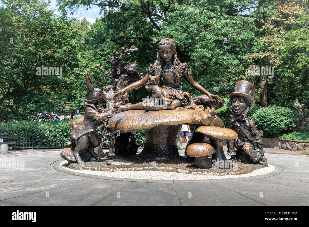 NEW YORK, USA-6 AGOSTO 2023: Alice nel paese delle meraviglie scultura a Central Park di Jose de Creeft Foto Stock