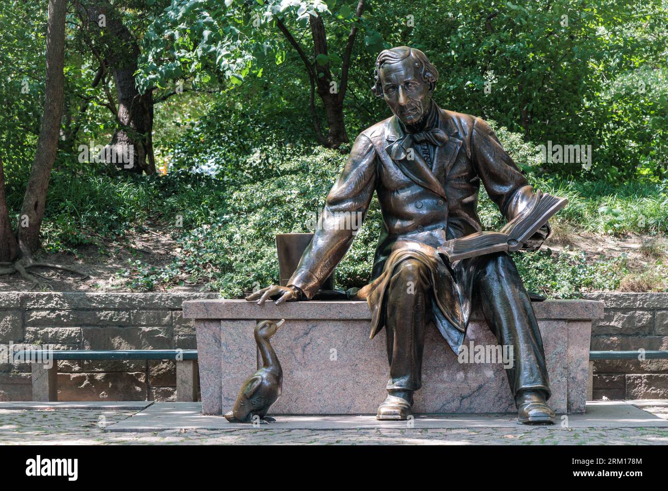 NEW YORK, USA-6 AGOSTO 2023: Monumento a Hans Christian Andersen a Central Park di Georg Lober Foto Stock