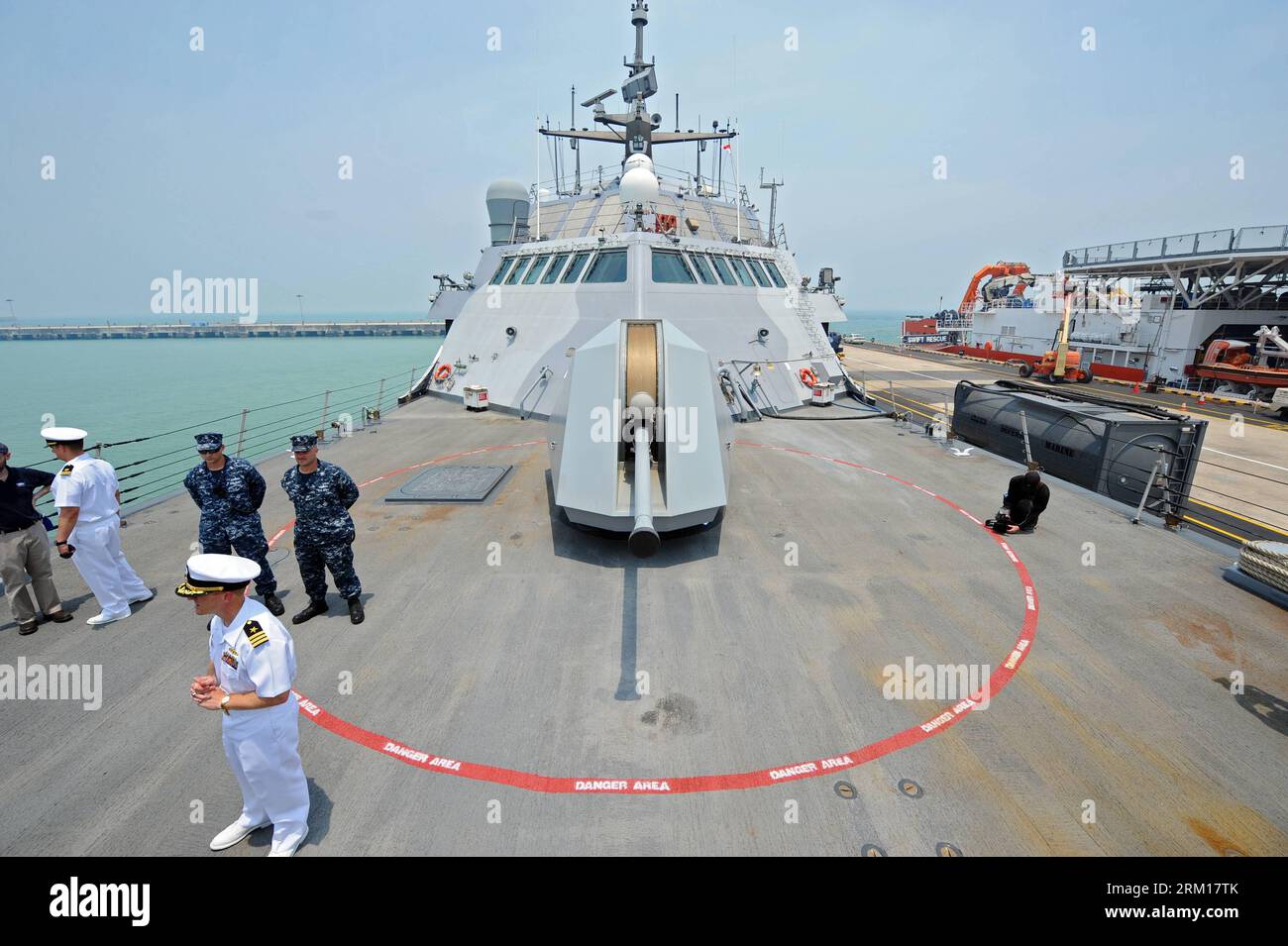 Bildnummer: 59533132 Datum: 18.04.2013 Copyright: imago/Xinhua (130418) -- SINGAPORE, 18 aprile 2013 (Xinhua) -- la prima nave da combattimento litorale americana (LCS) USS Freedom (LCS 1) arriva alla base navale Changi di Singapore, il 18 aprile 2013. La USS Freedom ha iniziato giovedì il suo dispiegamento di quattro mesi a Singapore. (Xinhua/Then Chih Wey) (syq) SINGAPORE-U.S.-MILITARY-LCS PUBLICATIONxNOTxINxCHN xcb x0x 2013 quer premiumd 59533132 Data 18 04 2013 Copyright Imago XINHUA Singapore 18 aprile 2013 XINHUA la prima nave da combattimento Littoral americana LCS USS Freedom LCS 1 arriva a Singapor Foto Stock