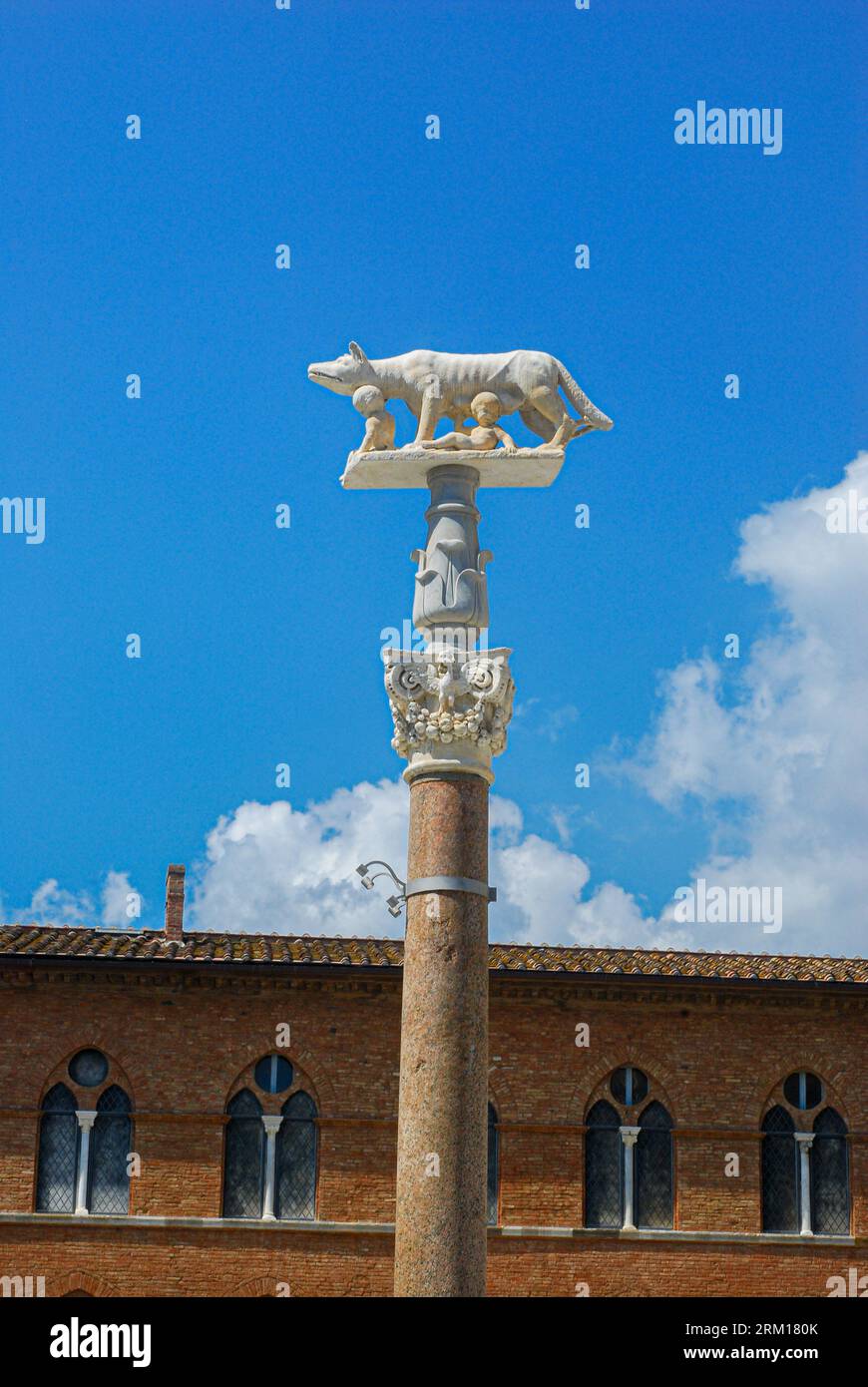 Lupo romano a Siena con Romolo e Remo in colonna.Toscana, Italia, Europa, Europa Foto Stock